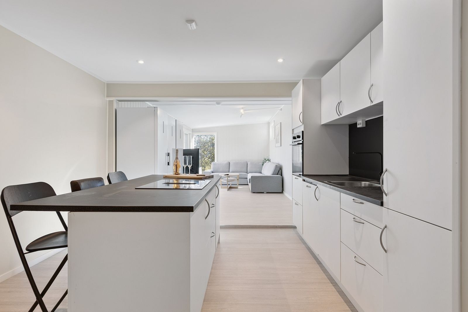 Praktisk kjøkkenøy som åpner for en sosial arena. Galleribilde