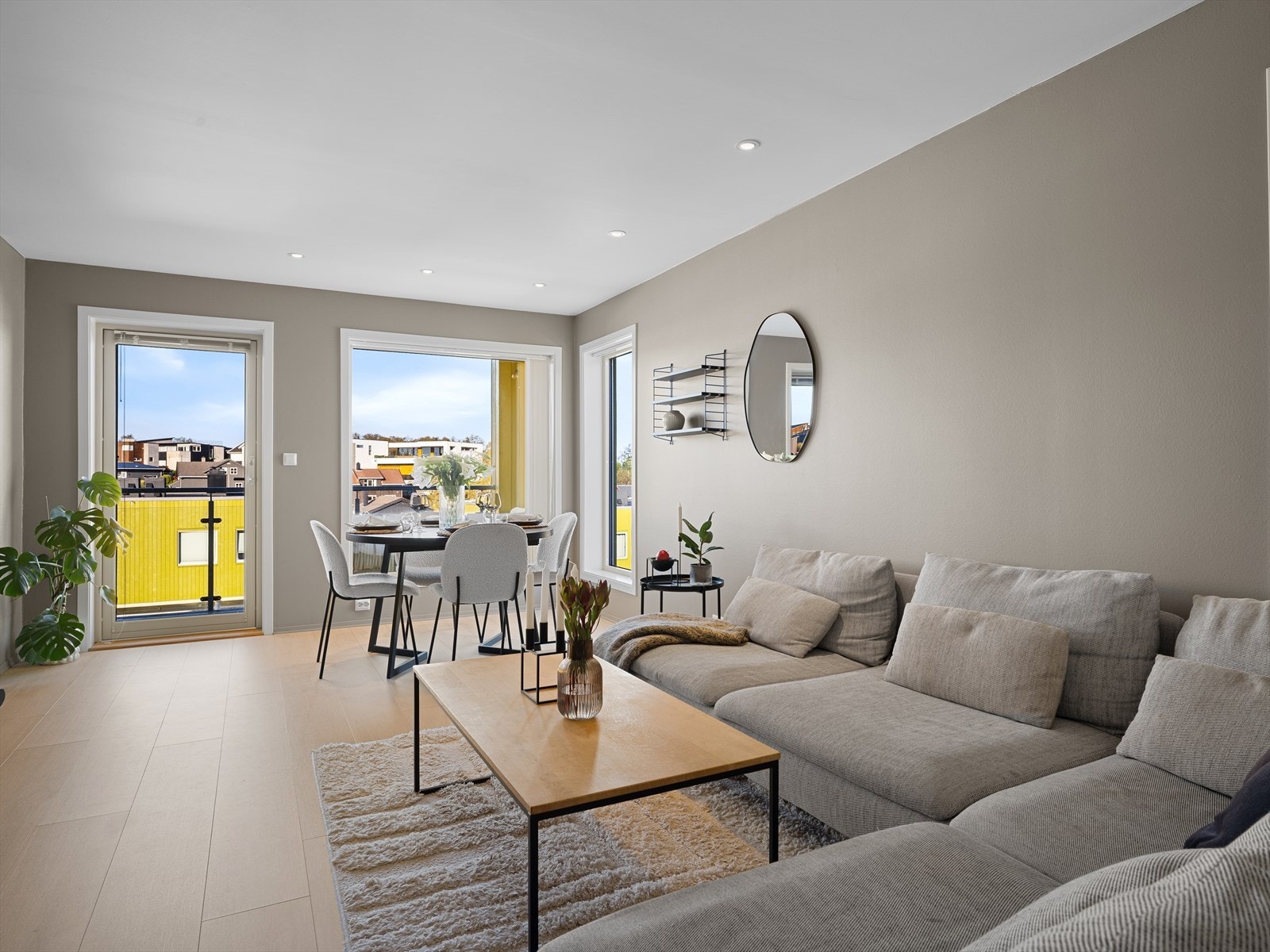 Lys stue i moderne farger med utgang til en solrik og romslig balkong på 6 kvm Galleribilde