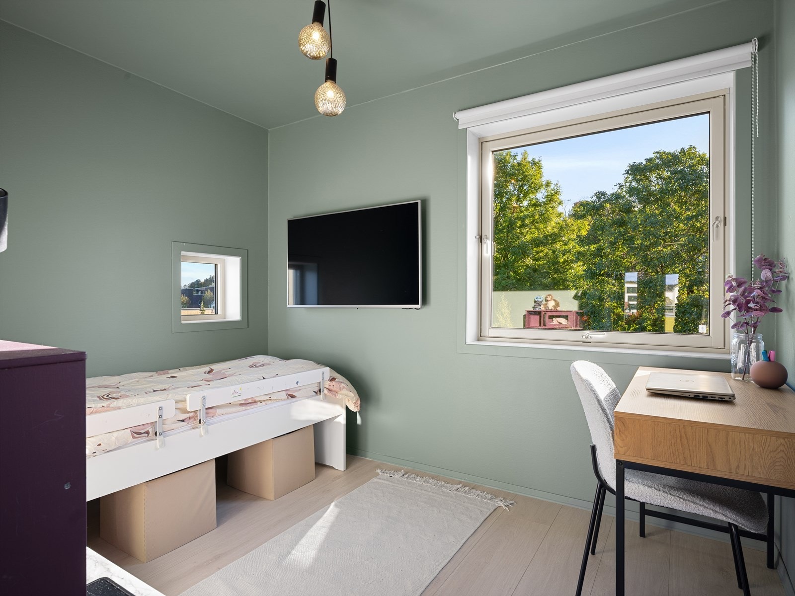 Leilighetens andre soverom har en fin størrelse som gir plass til seng, garderobeskapsløsninger og eget "kontorhjørne" Galleribilde