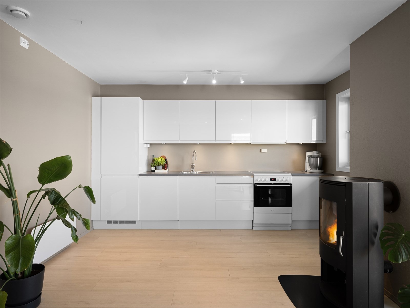 Kjøkkenet er lekkert og romslig, med glatte fronter og en solid benkeplate i laminat. Innredningen sikrer rikelig med oppbevaringsplass både i skap og skuffer Galleribilde