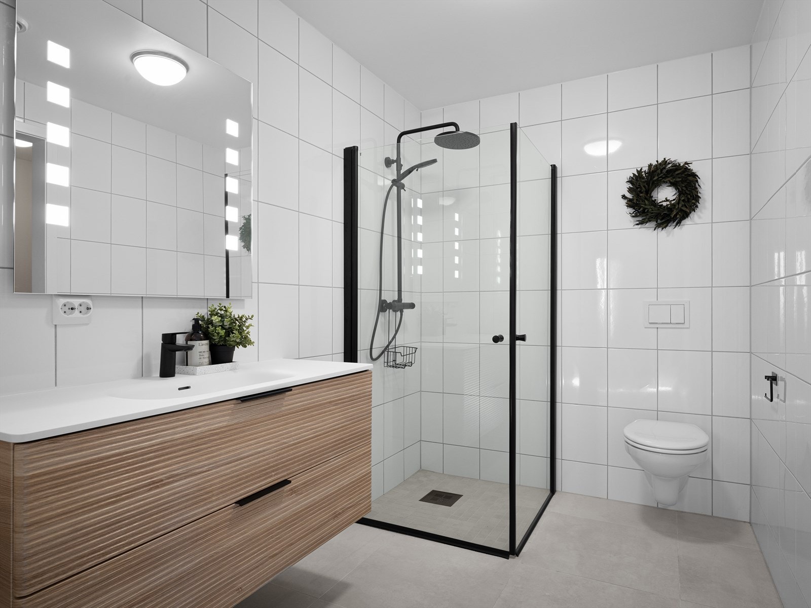 Badets romslige størrelse gjør det enkelt å få plass nedfelt servant, veggmontert toalett, dusjdører, utslagsvask og opplegg for vaskemaskin Galleribilde