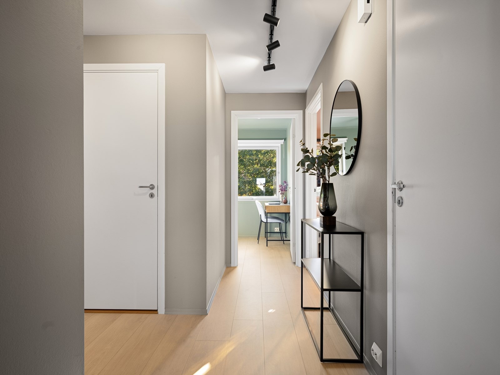 Gang som forbinder stue/kjøkken med resten av leiligheten Galleribilde