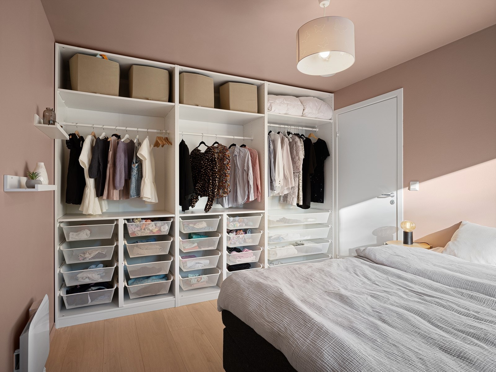 Hovedsoverom: God plass til både dobbeltseng og garderobeløsninger - her kan man enkelt møblere etter ønske og behov Galleribilde