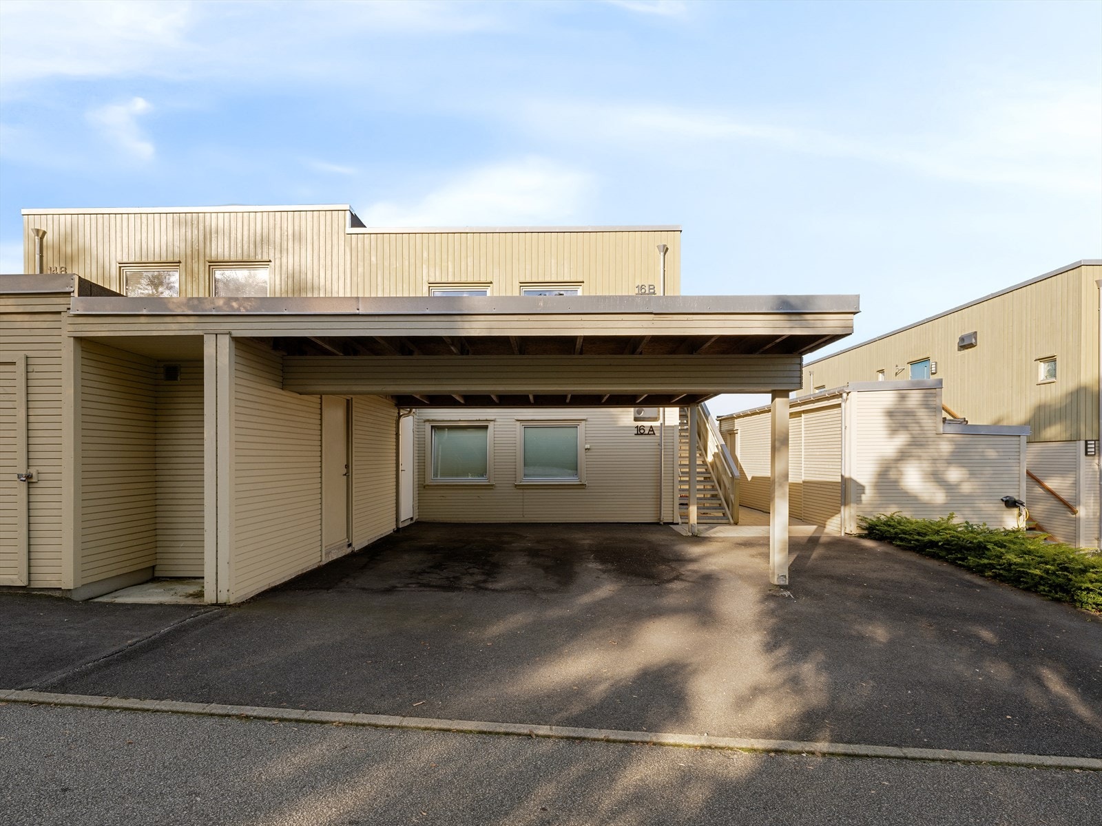 Leiligheten tilbyr fast parkering i carport - en praktisk og komfortabel løsning som passer perfekt både på varme sommerdager og kalde vintermorgener - 2 faste boder til venstre for carporten Galleribilde