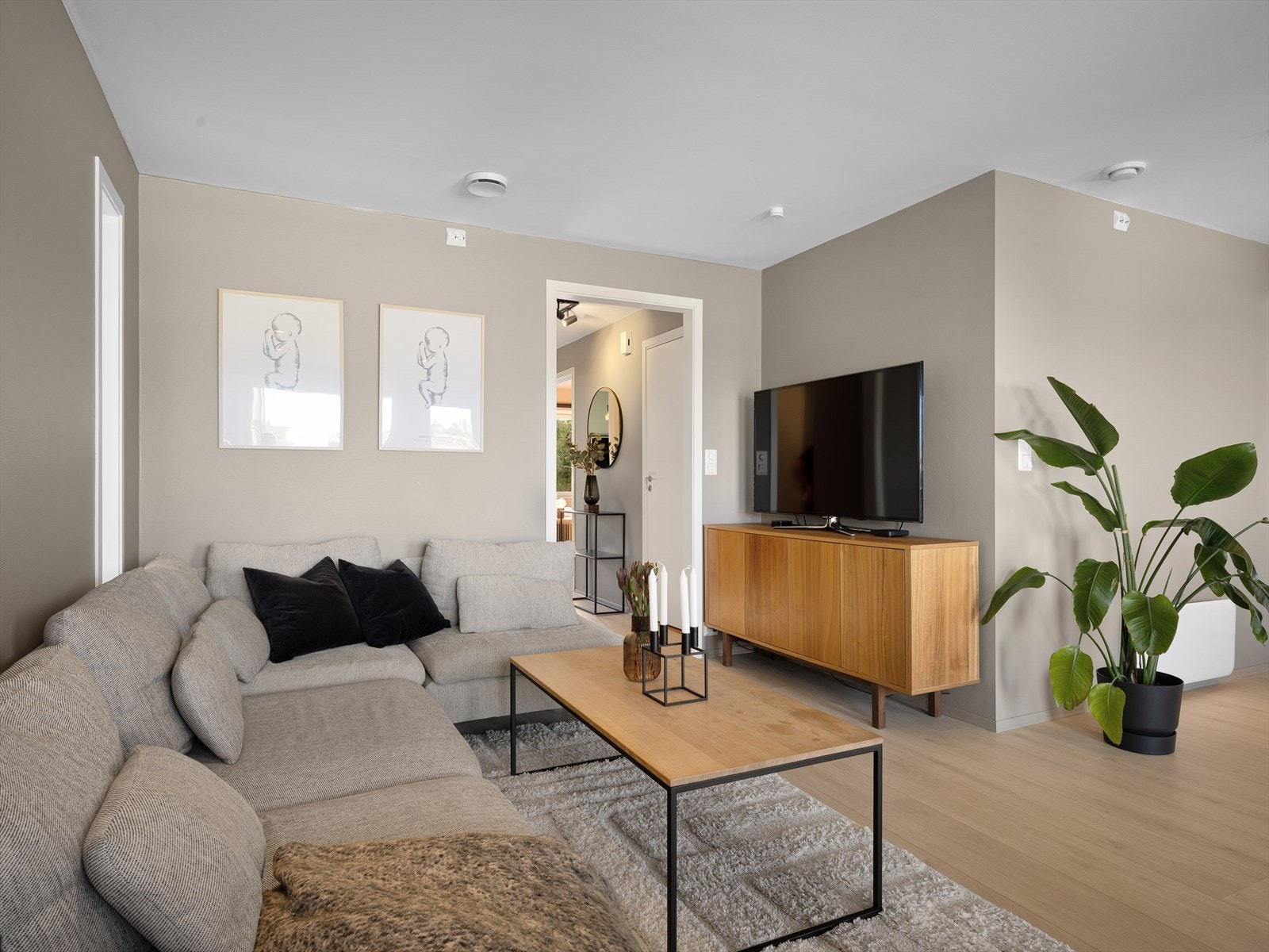 Stuen har en moderne stil med tidsriktige farger og flotte detaljer. Rommet er enkelt å møblere, og den gode planløsningen gir mulighet for ulike interiørstiler Galleribilde