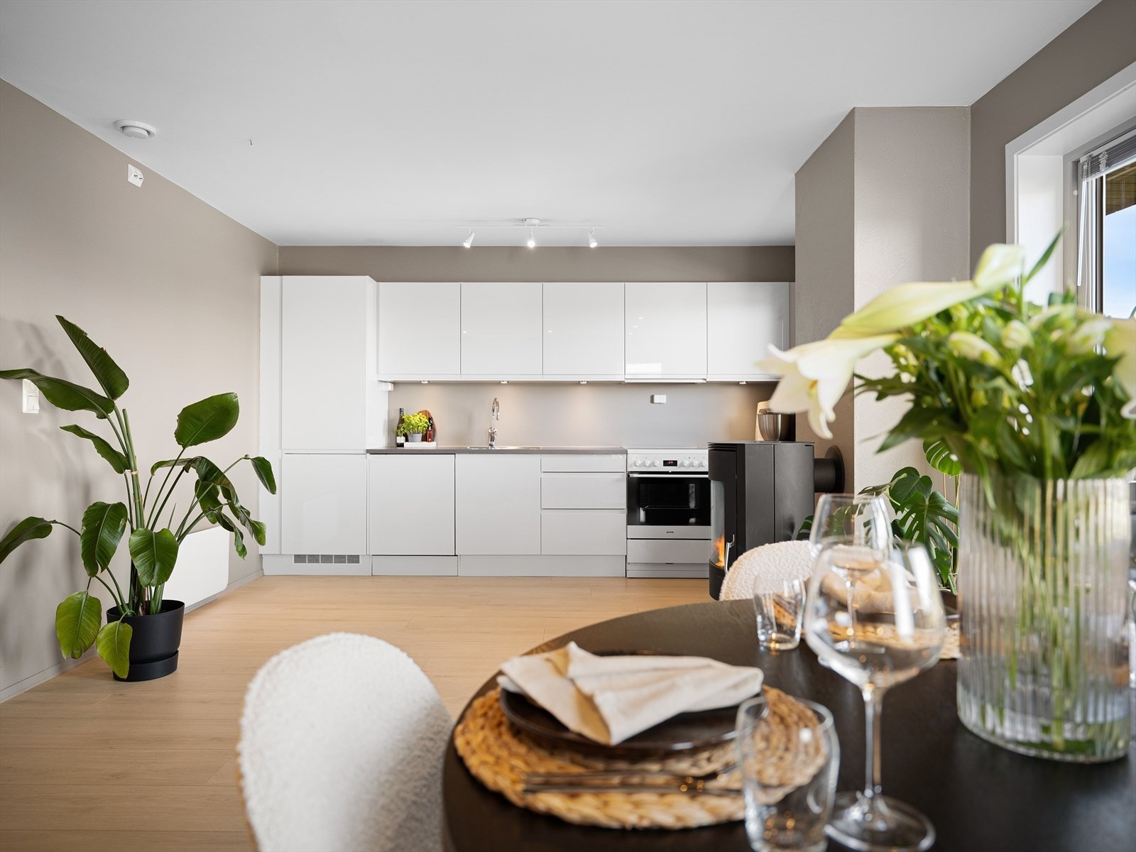 Moderne og stilrent kjøkken som er designet med tanke på både estetikk og funksjonalitet Galleribilde