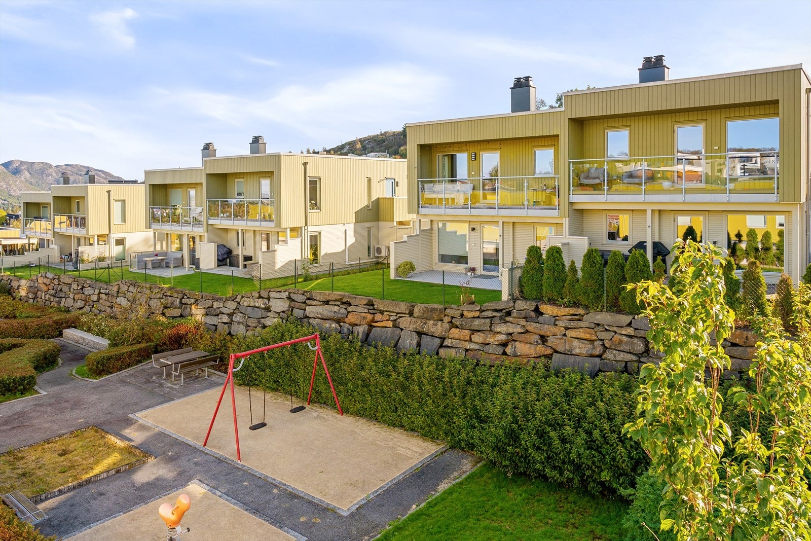 Skaarlia er et idyllisk boligfelt som kombinerer en sentral beliggenhet med ro og naturskjønnhet. Her bor du tilbaketrukket fra byens støy, samtidig som du har kort vei til alt du trenger Galleribilde