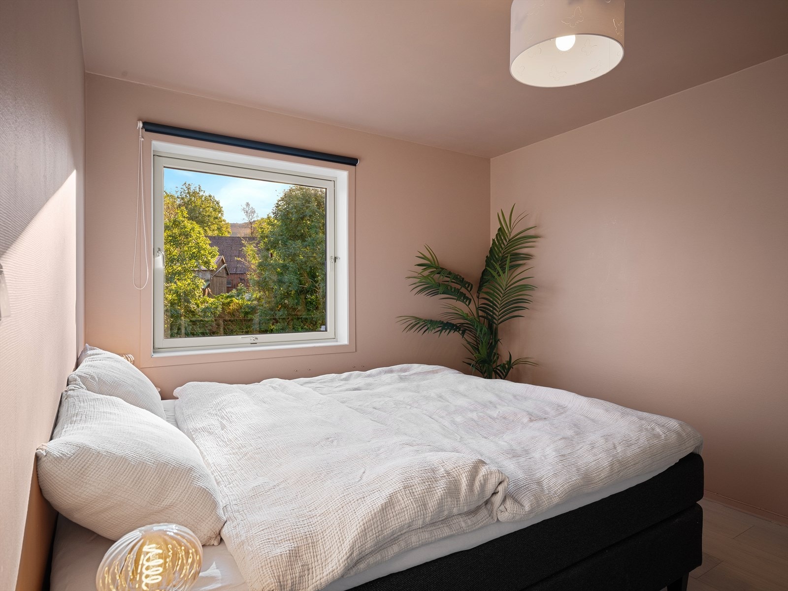 Hovedsoverom: God plass til både dobbeltseng og garderobeløsninger - her kan man enkelt møblere etter ønske og behov Galleribilde