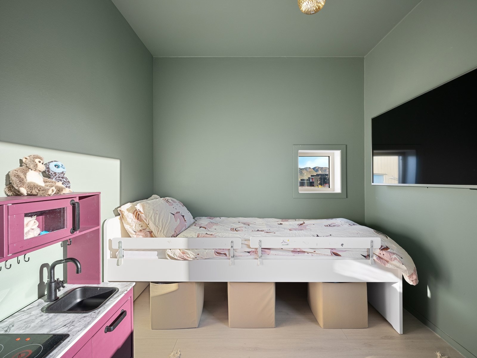 Leilighetens andre soverom har en fin størrelse som gir plass til seng, garderobeskapsløsninger og eget "kontorhjørne" Galleribilde