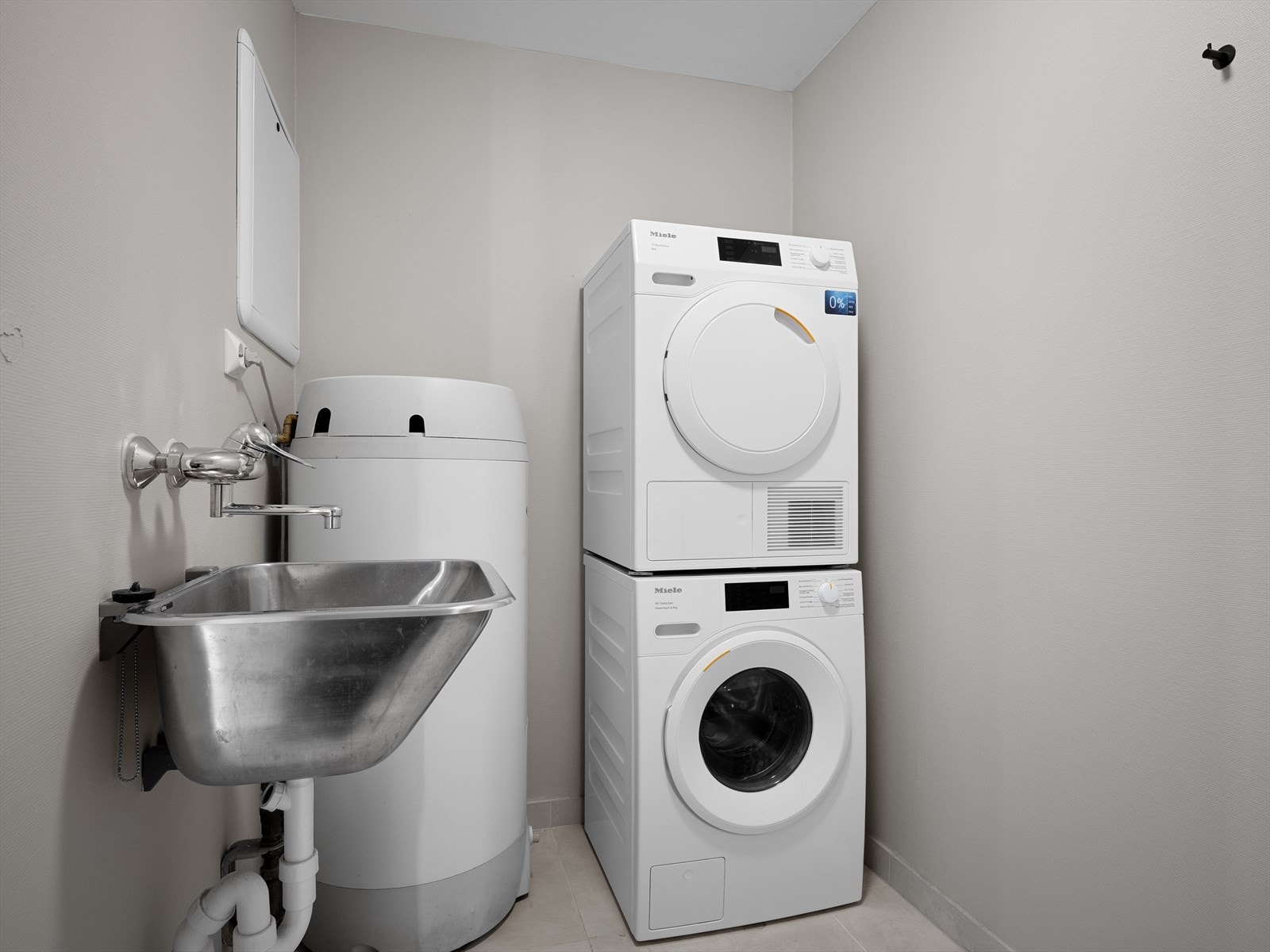 Praktisk, adskilt vaskerom som frigjør verdifull plass på badet Galleribilde