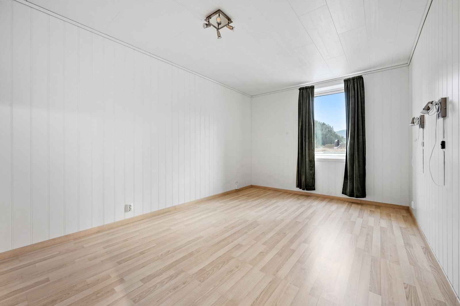 Leiligheten har 3 soverom. Dette er hovedsoverommet. Galleribilde