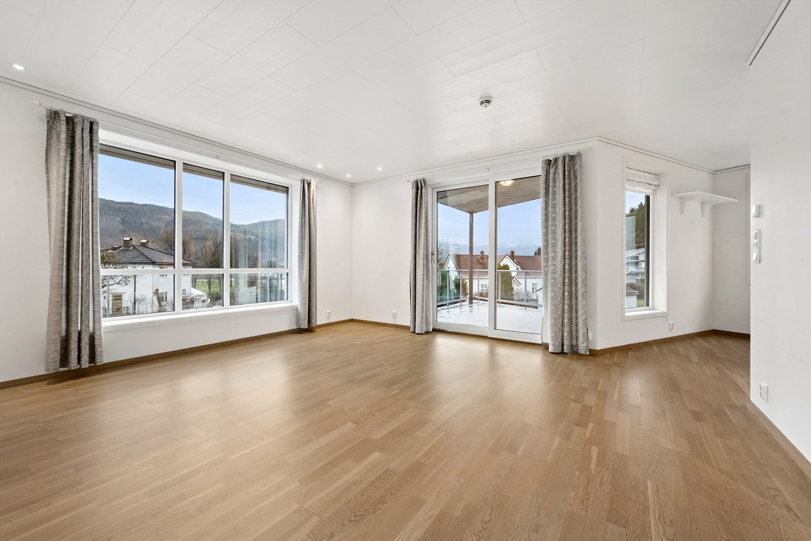 Romslig stue med utgang til terrasse Galleribilde