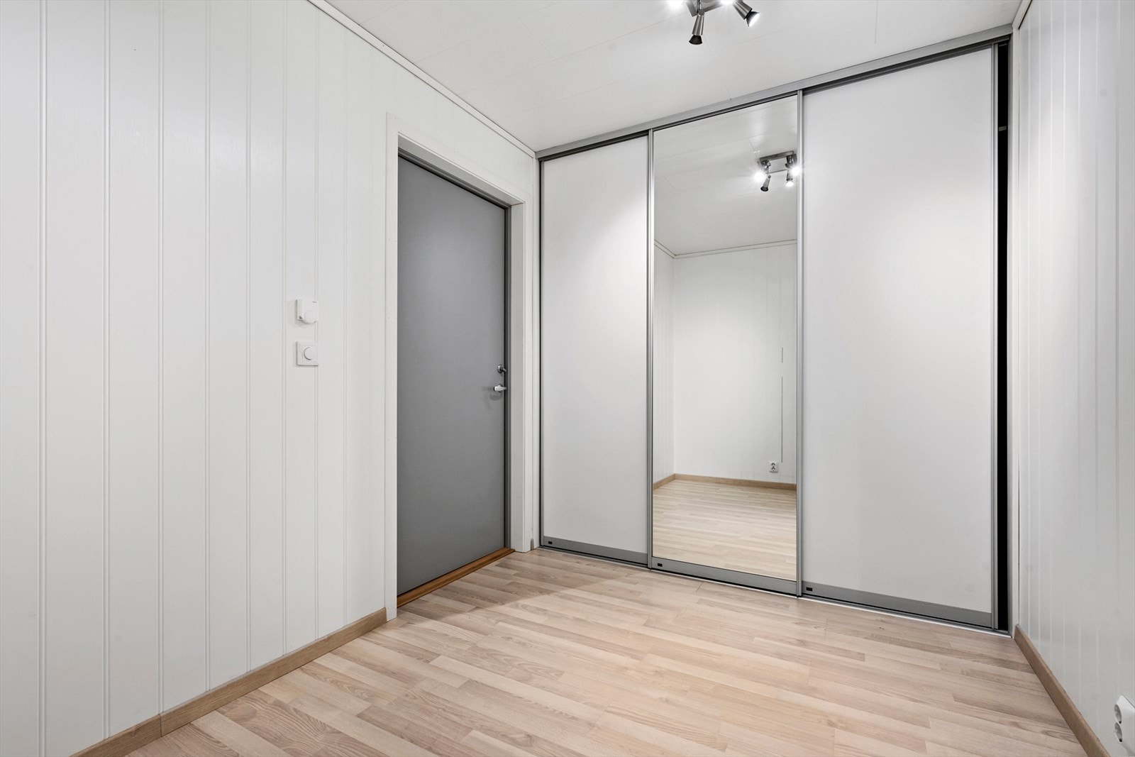 Entre med skyvedørsgarderobe. Galleribilde