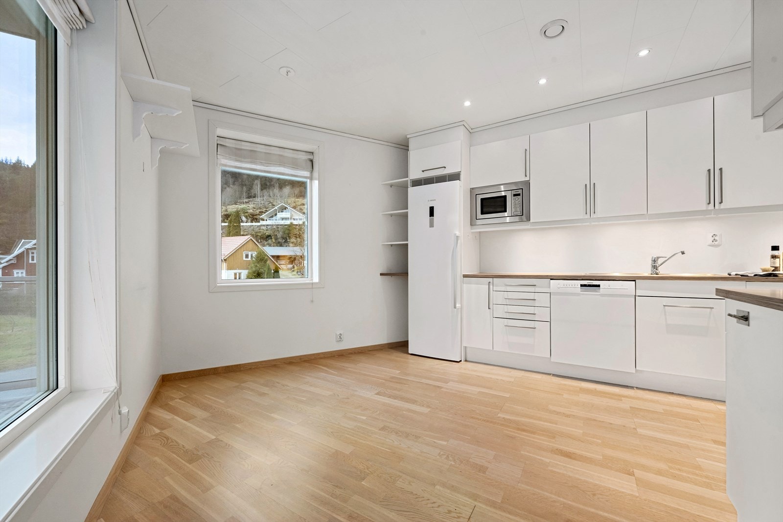 God plass til spisebord på kjøkkenet. Galleribilde