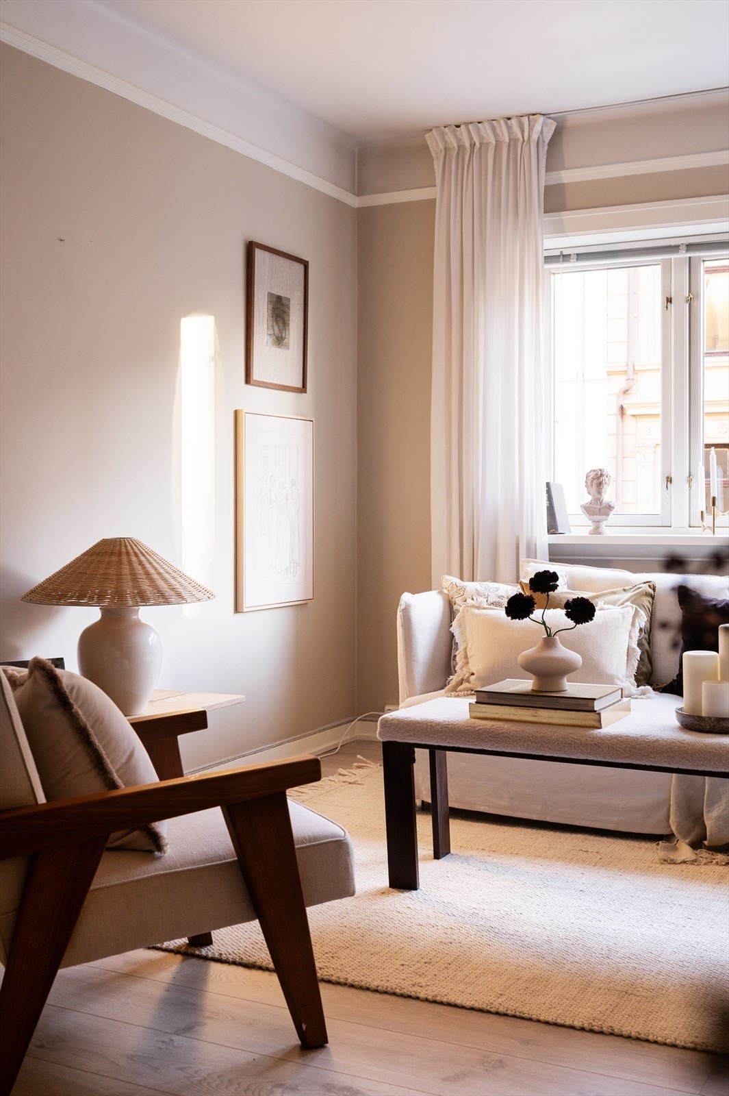 Klassiske detaljer som profilerte himlinger og dype vinduskarmer er bevart. Galleribilde