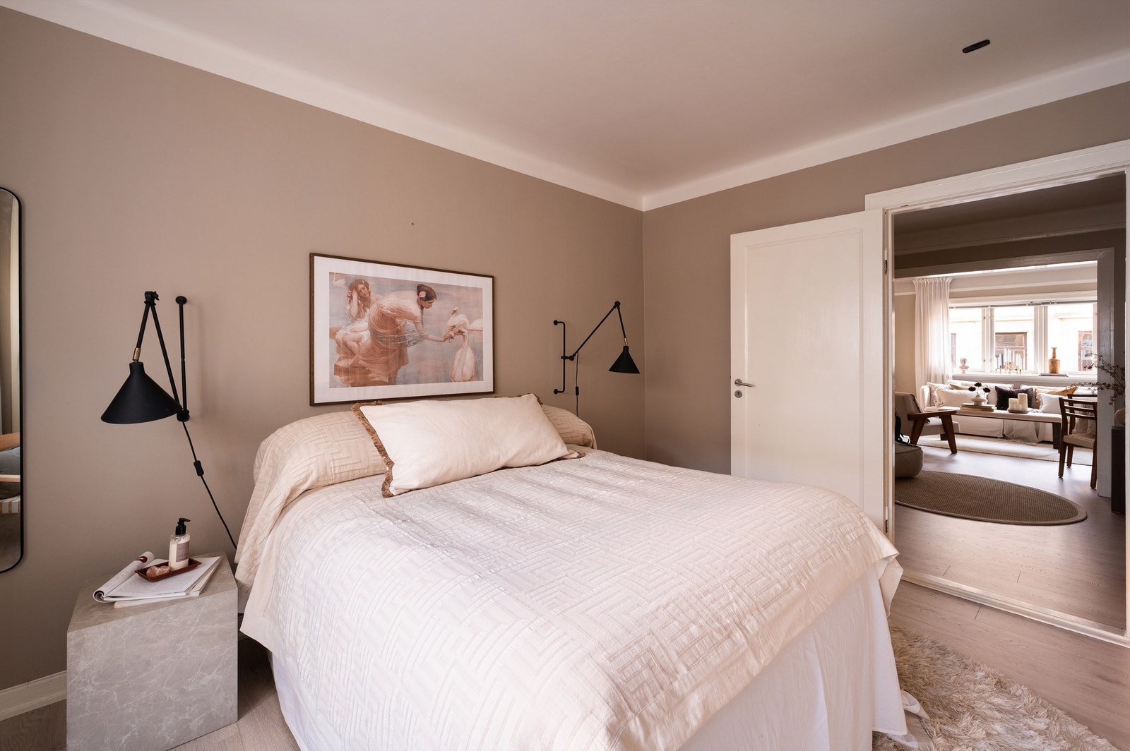 Soverommet har en god størrelse med plass til dobbeltseng og tilhørende møblement. Galleribilde