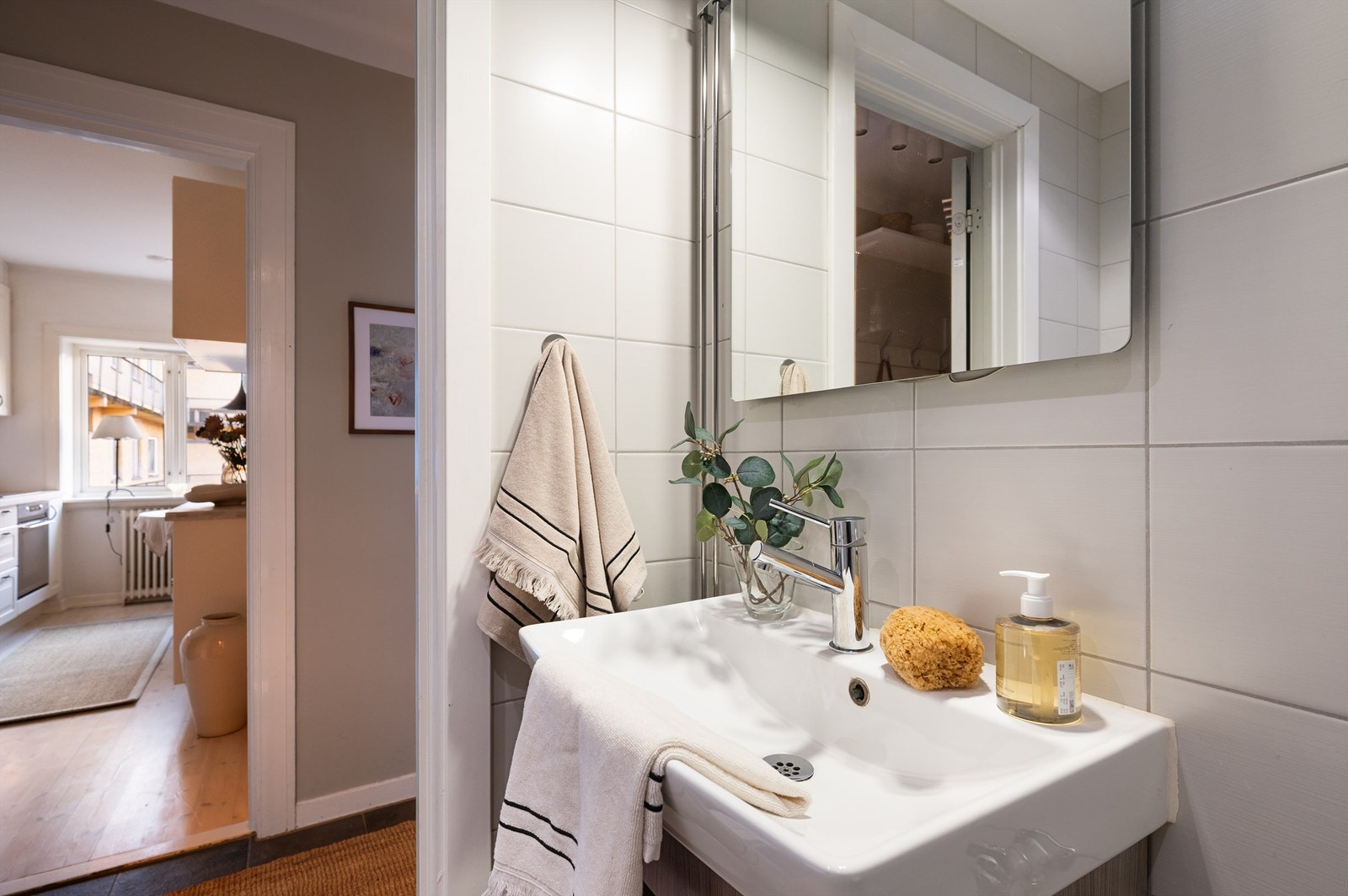 Baderomsinnredningen består av en servant med underskap for praktisk oppbevaring. Galleribilde