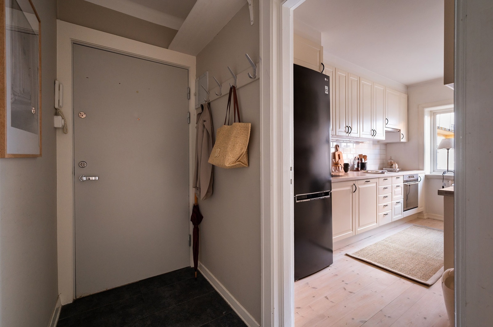 Entré med plass til oppheng av yttertøy og direkte adkomst til kjøkkenet. Galleribilde
