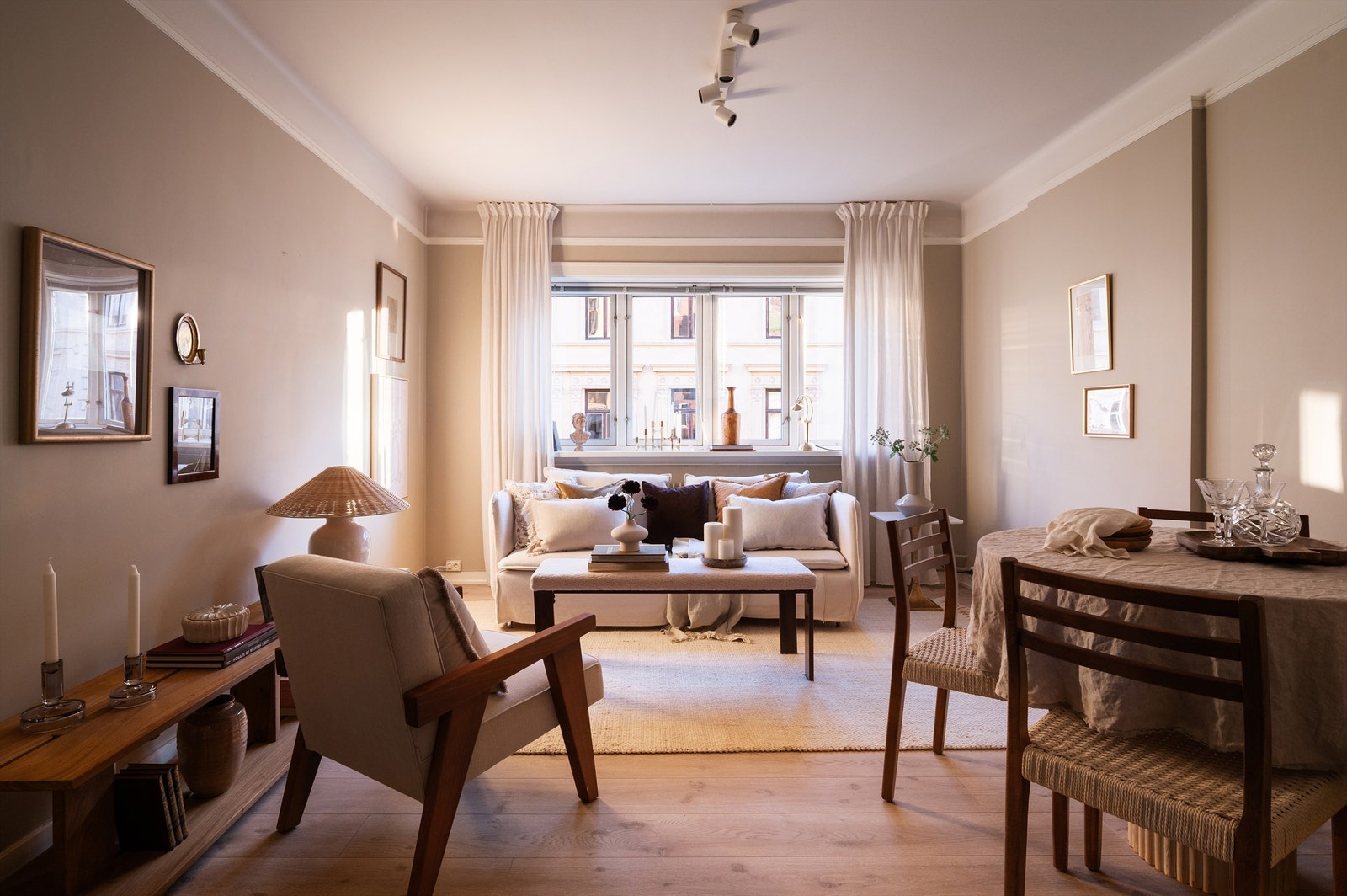 Den gode takhøyden og de store vindusflatene gir en luftig romfølelse. Galleribilde