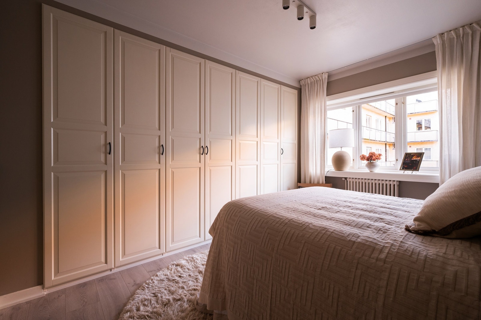 De plassbygde garderobeskapene utnytter rommets fulle høyde og gir et ryddig inntrykk. Galleribilde