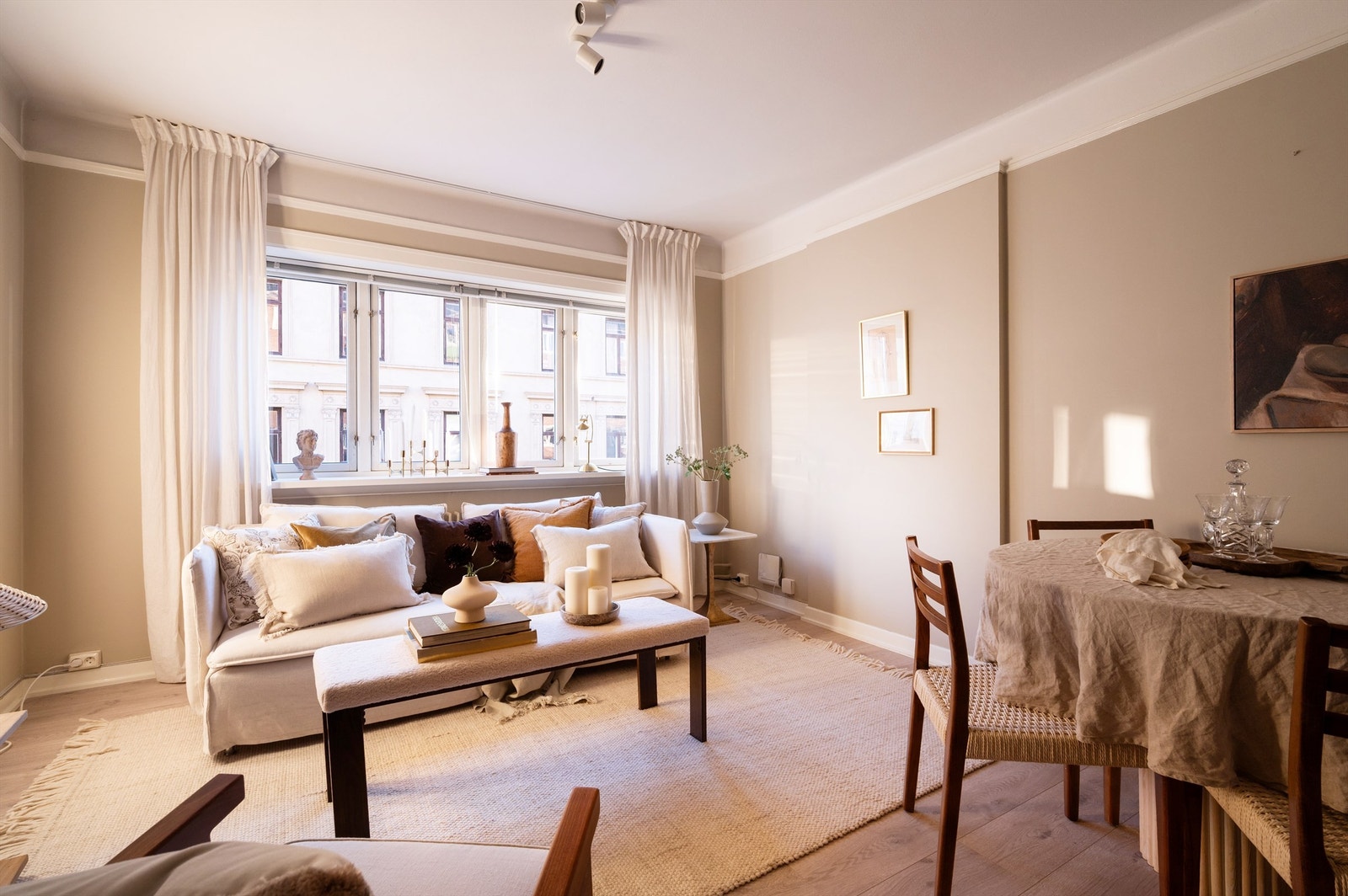 Det er god plass til å innrede med sofagruppe, salongbord eller annet ønskelig stuemøblement. Galleribilde