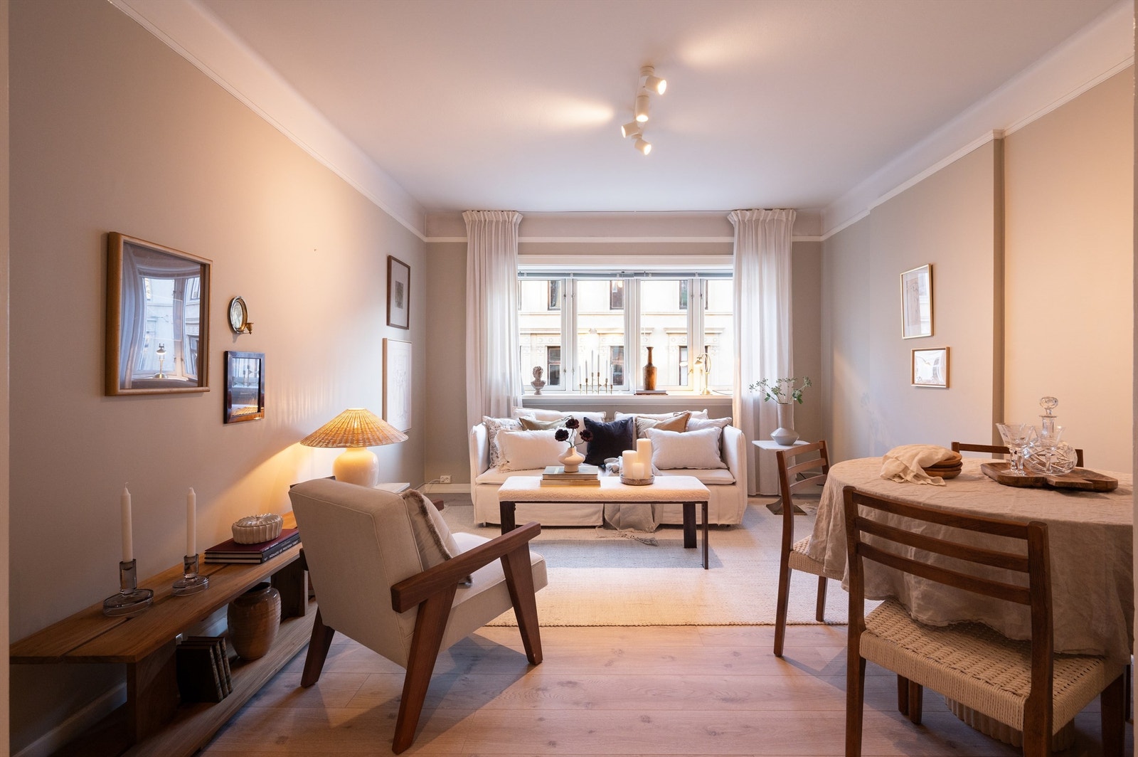 En rålekker 2-roms med flotte, velholdte overflater og klassiske detaljer! Galleribilde