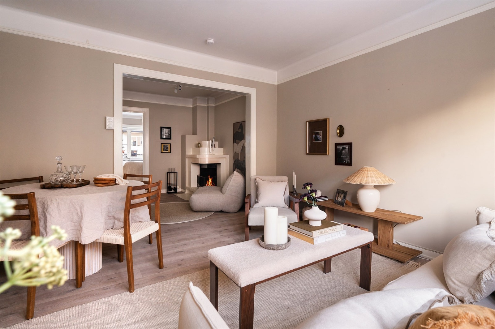 Planløsningen med stue og peisestue en suite gir flere møbleringsmuligheter. Galleribilde