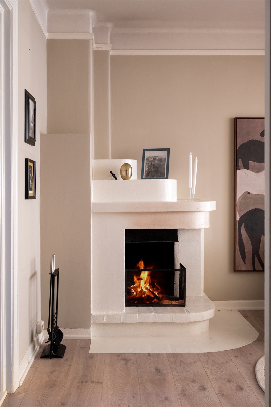 Den funksjonelle peisen gir både effektiv varme og en stemningsfull atmosfære. Galleribilde