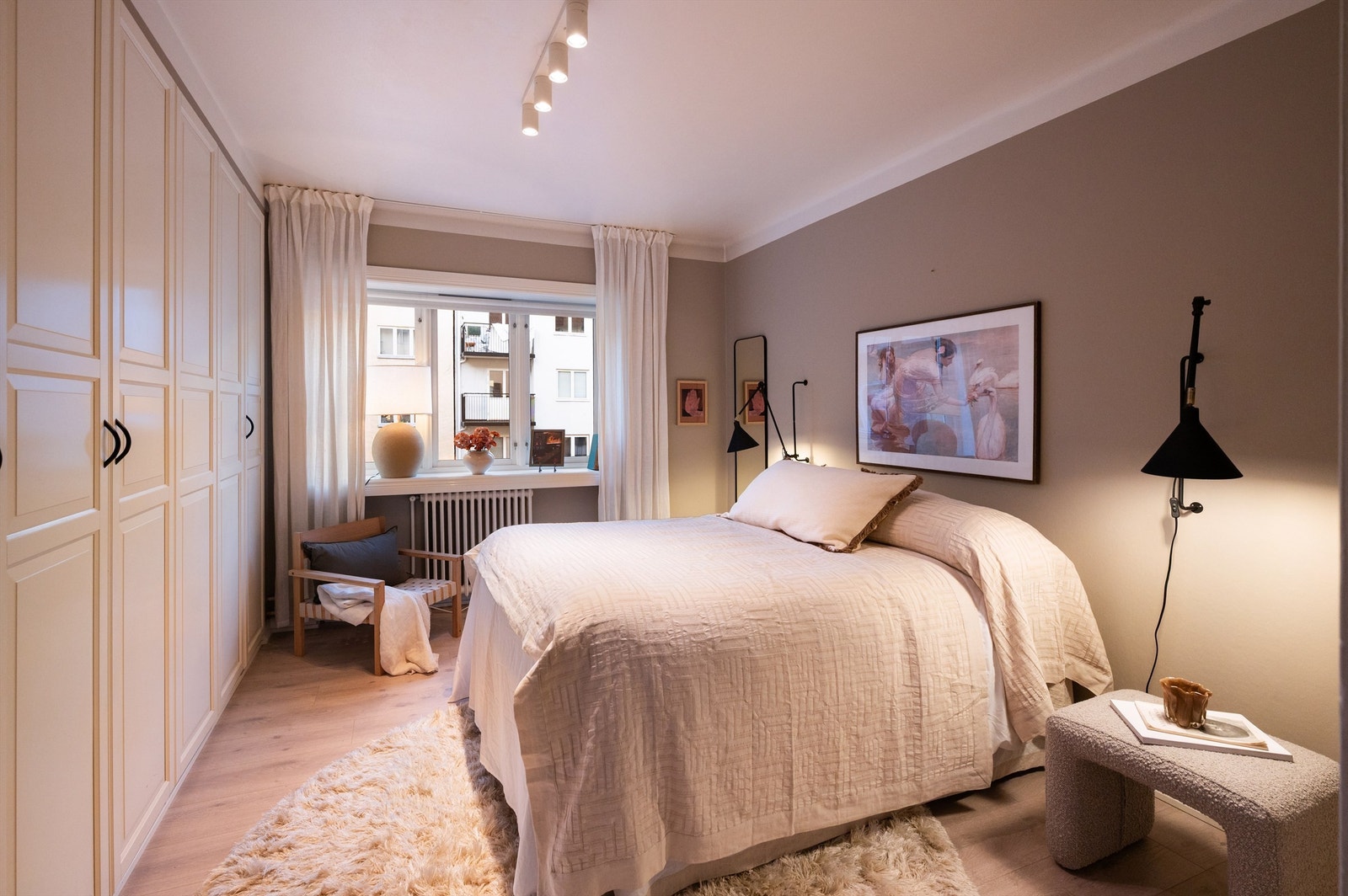 En stor garderobeløsning langs hele den ene veggen gir rikelig med oppbevaringsplass. Galleribilde