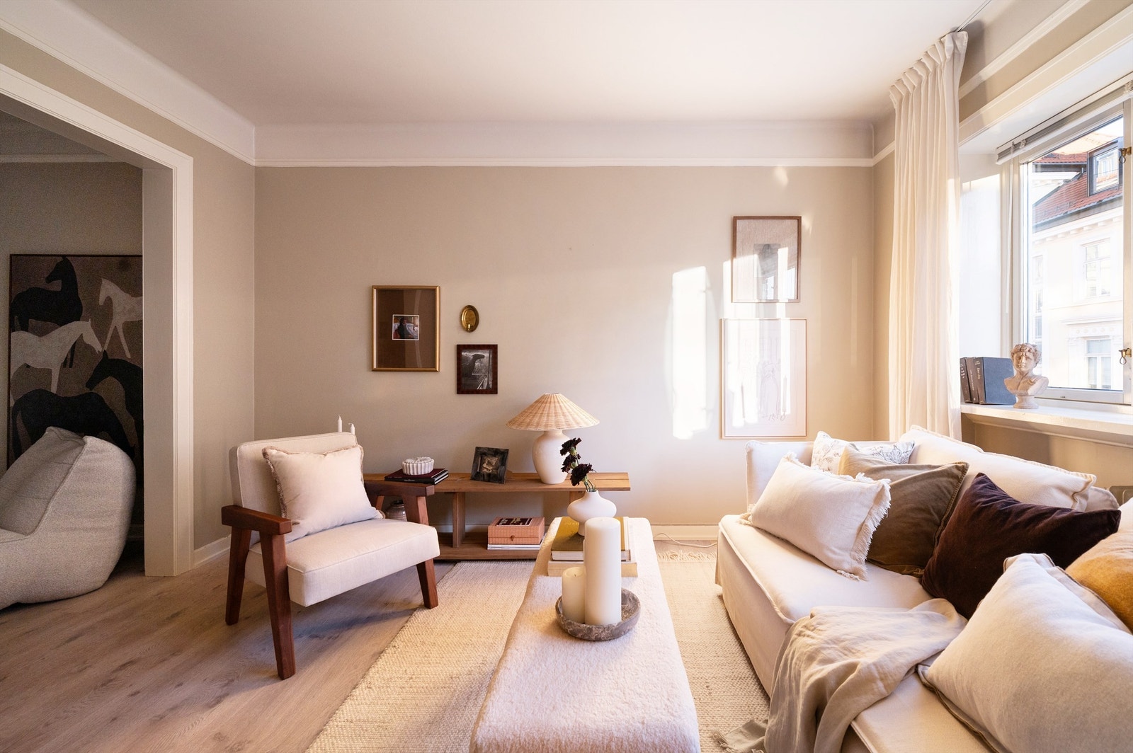 Fra stuen er det en åpen passasje inn til peisestuen, som skaper en fin flyt i leiligheten. Galleribilde