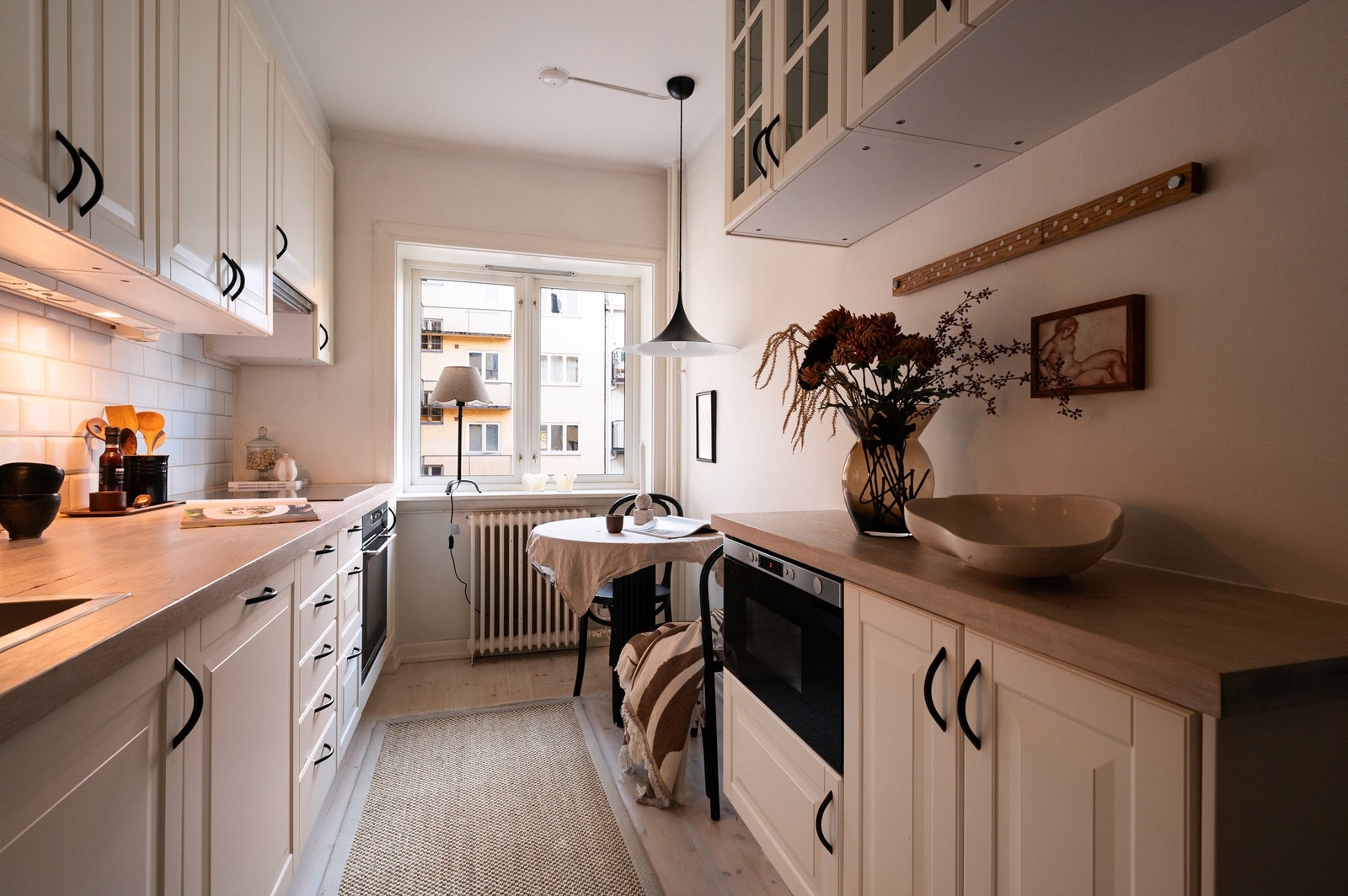 Ved vinduet er det en hyggelig spiseplass med plass til et lite bord. Galleribilde