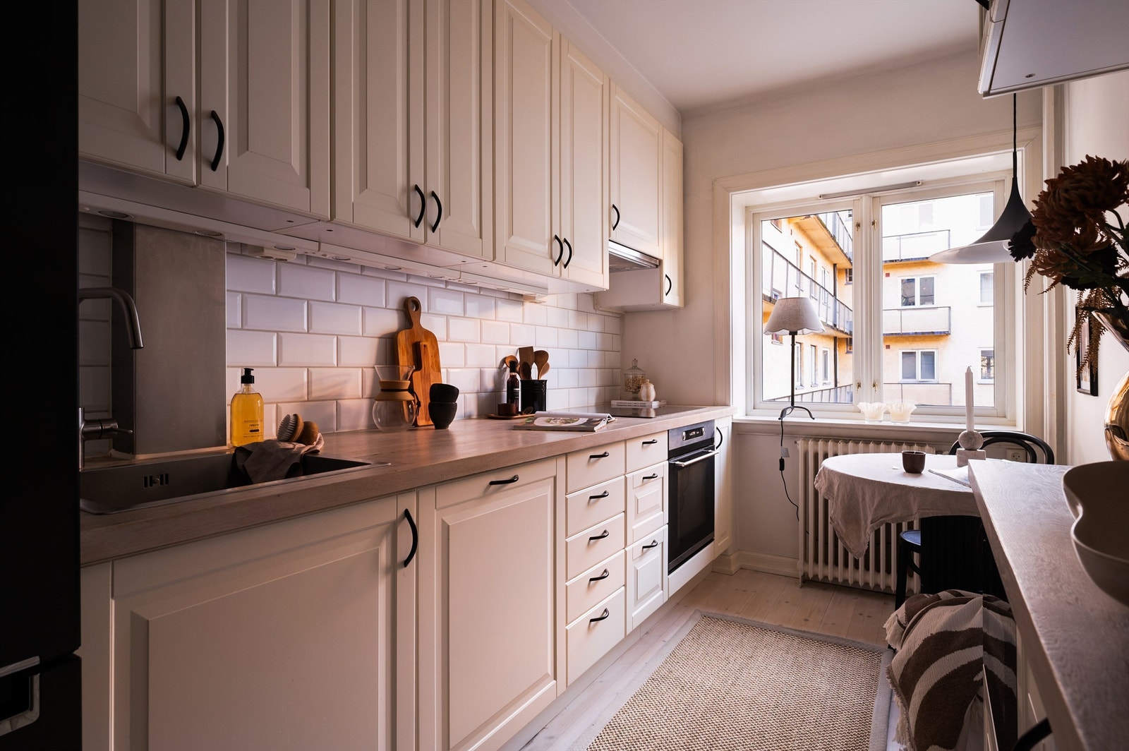 En slitesterk laminatbenkeplate gir rikelig med arbeidsflate for matlaging. Galleribilde