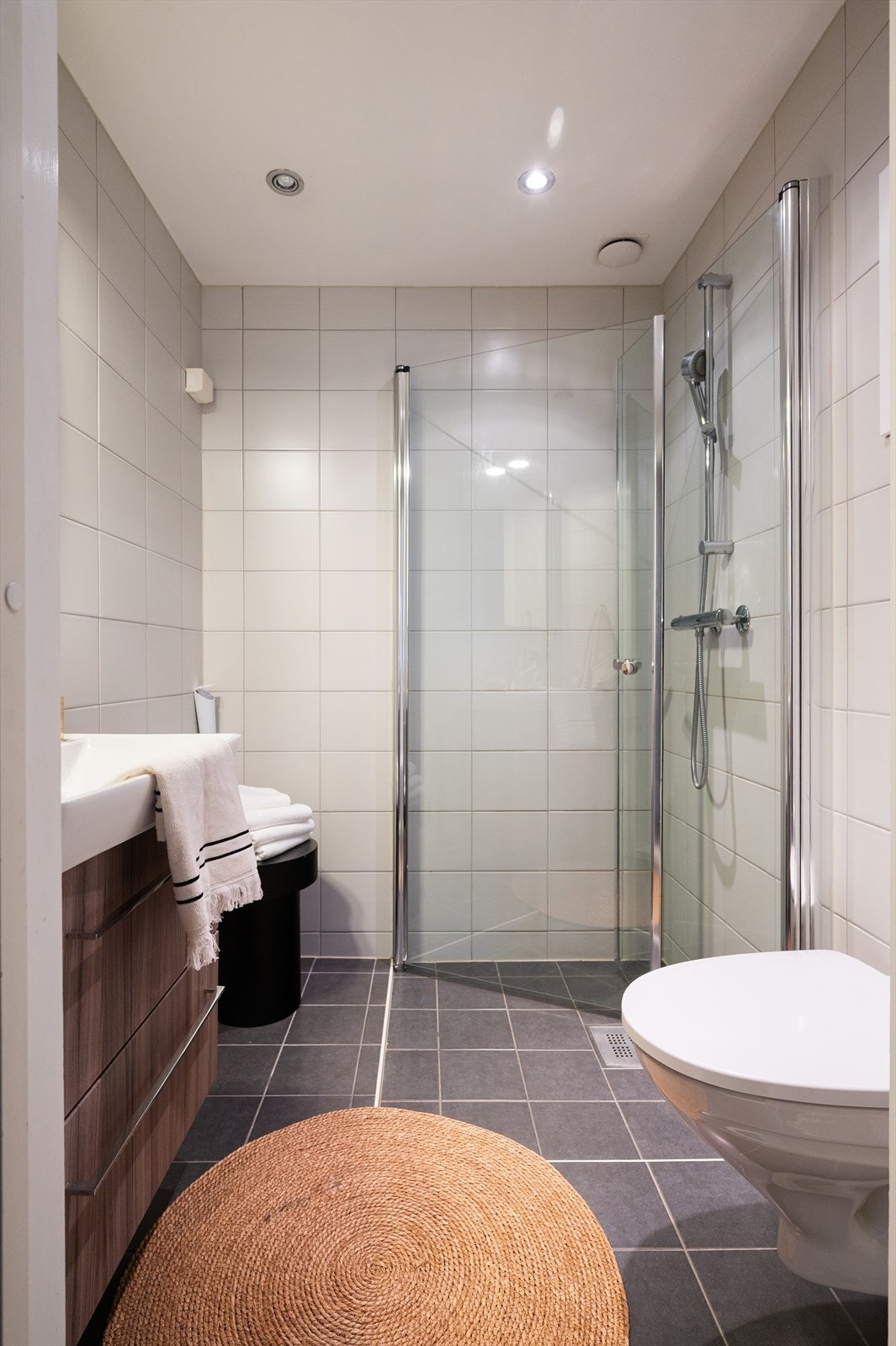 Badet er utstyrt med vegghengt toalett for enklere renhold, og downlights i taket. Galleribilde