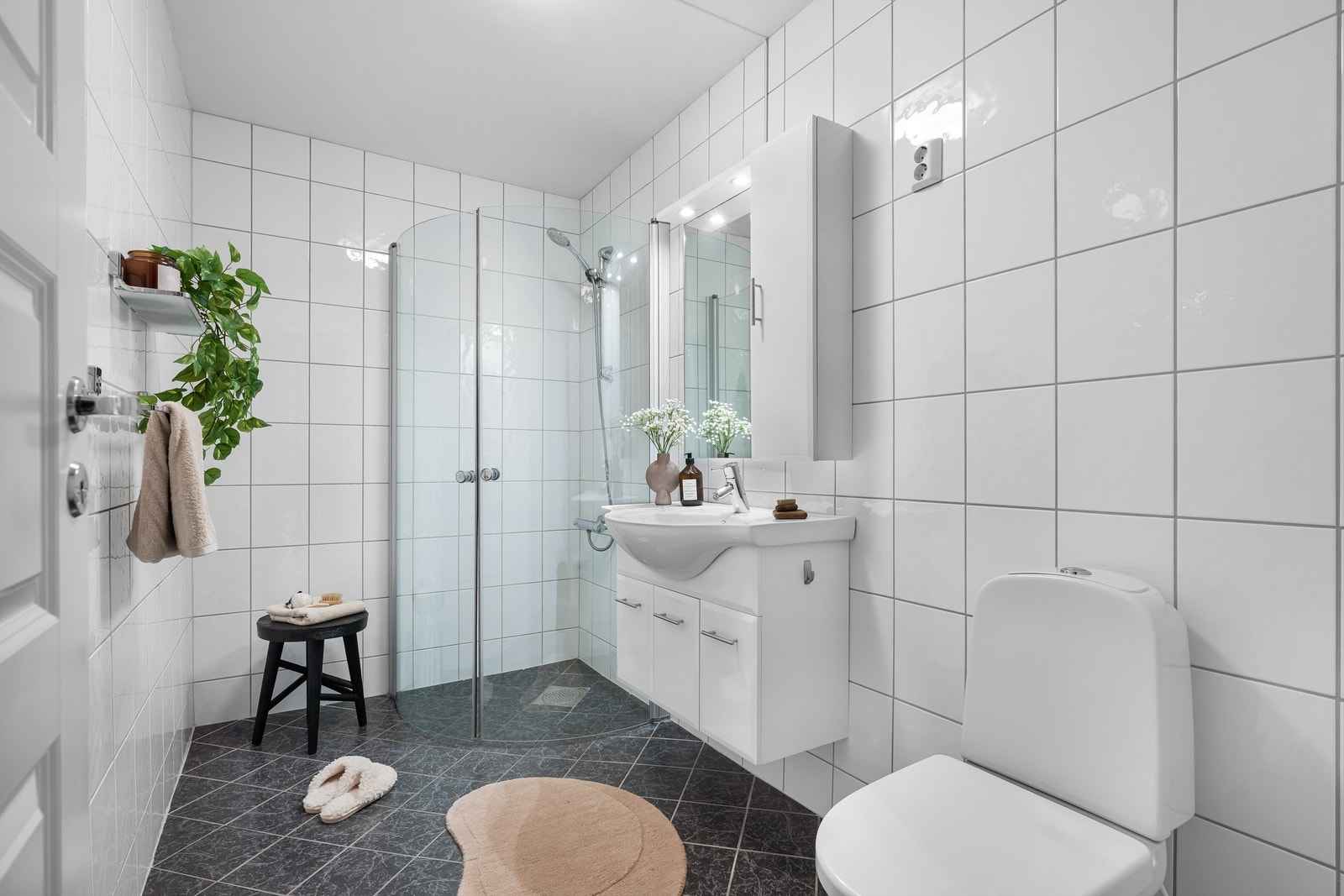 Badet er fra opprinnelig byggeår, men i ca. 2010 ble badet flislagt med varme i gulvet, samt at det ble satt inn nye baderomsmøbler Galleribilde