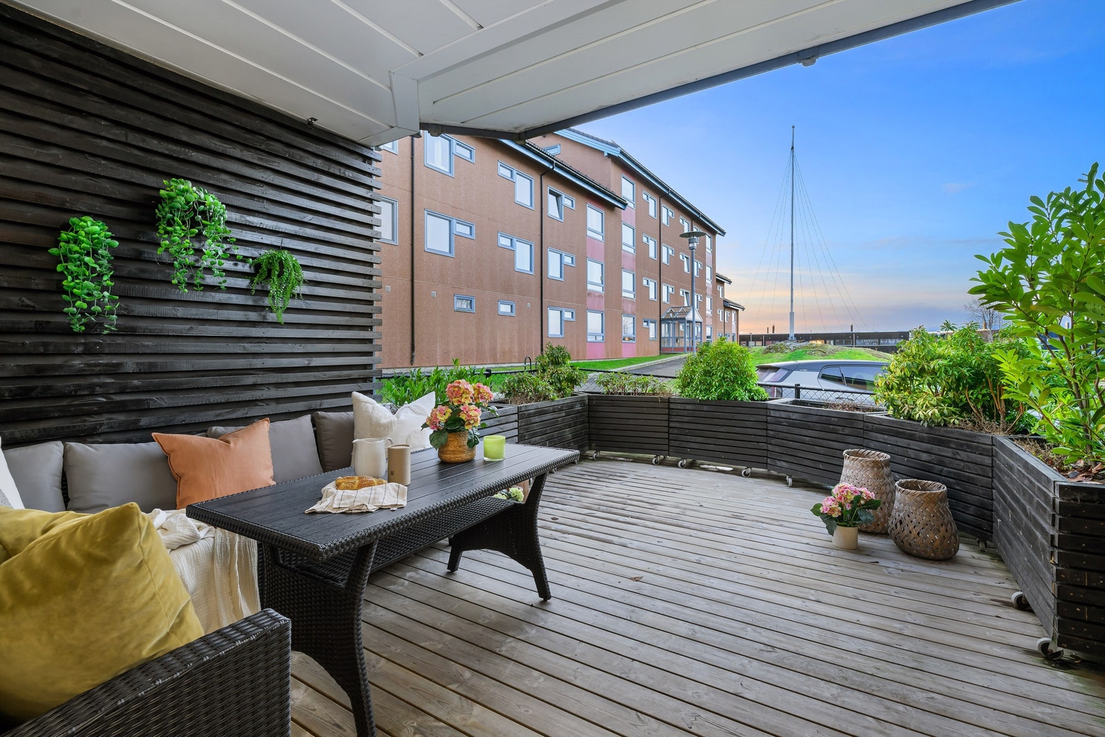 Terrassen er på hele 21 kvm med god plass til sittegruppe Galleribilde