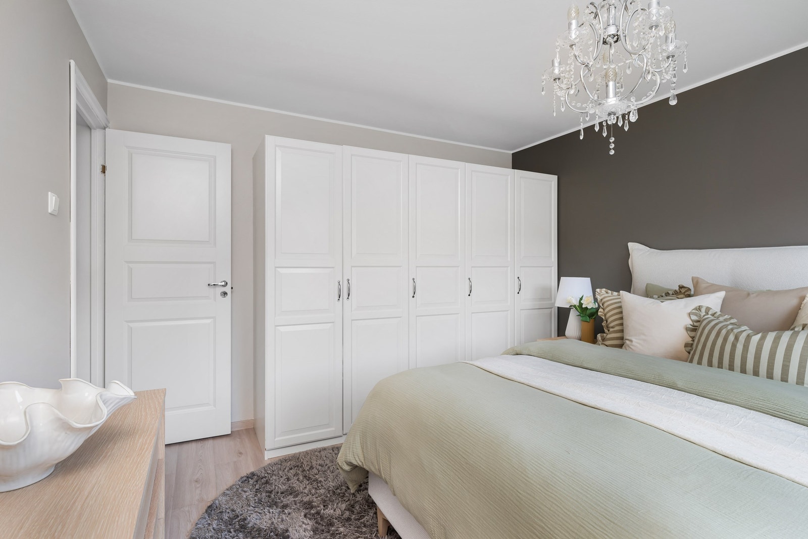 God plass til stort garderobeskap, kommode, samt dobbelseng med nattbord på begge sider Galleribilde