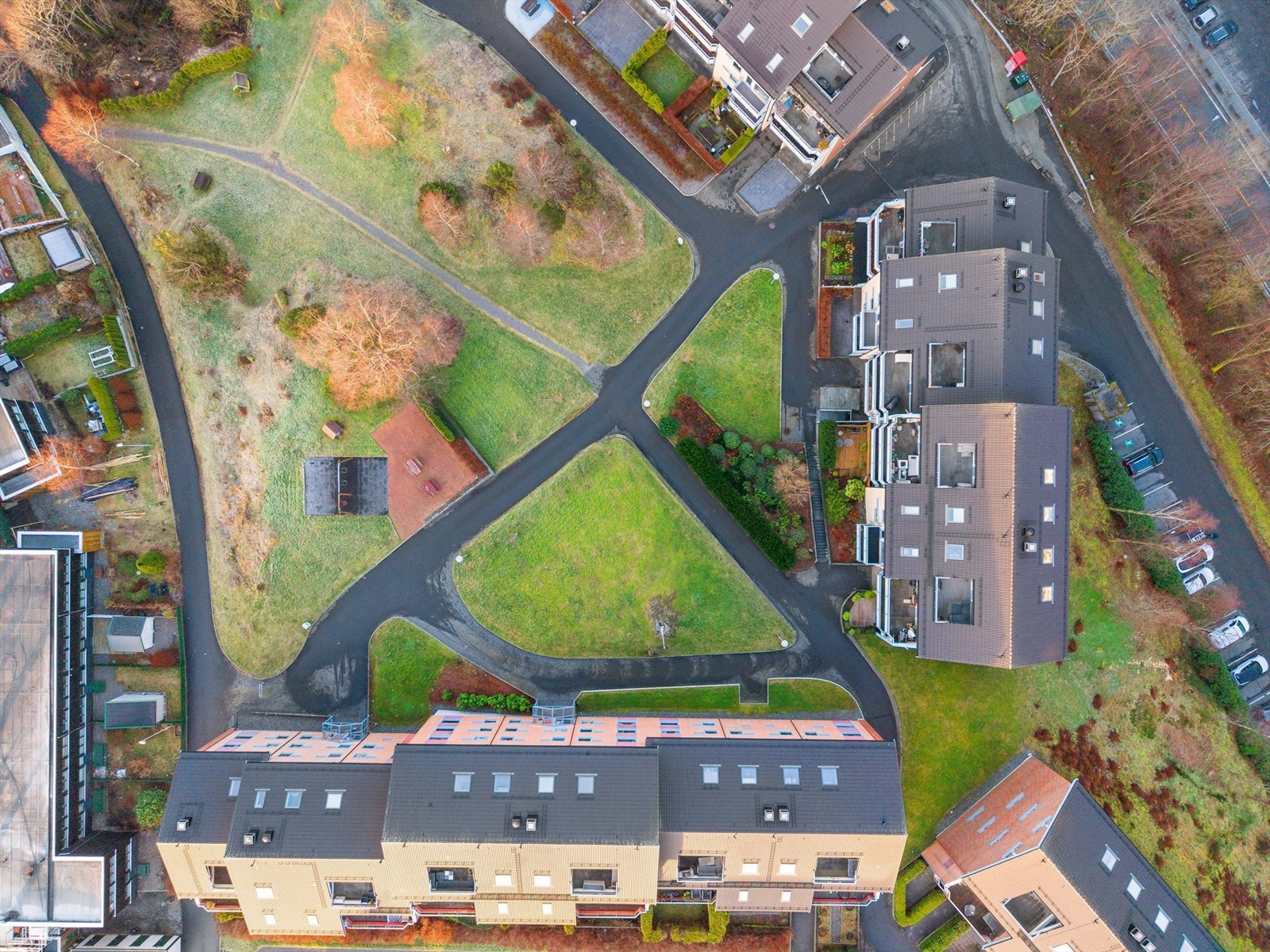 Olsvik byr på et mangfold av grøntområder med benker og lekeplasser og fine gangveier mellom bebyggelsen. Her har du et mangfold av muligheter når du skal lufte hunden, eller bare ta en rolig spasertur Galleribilde