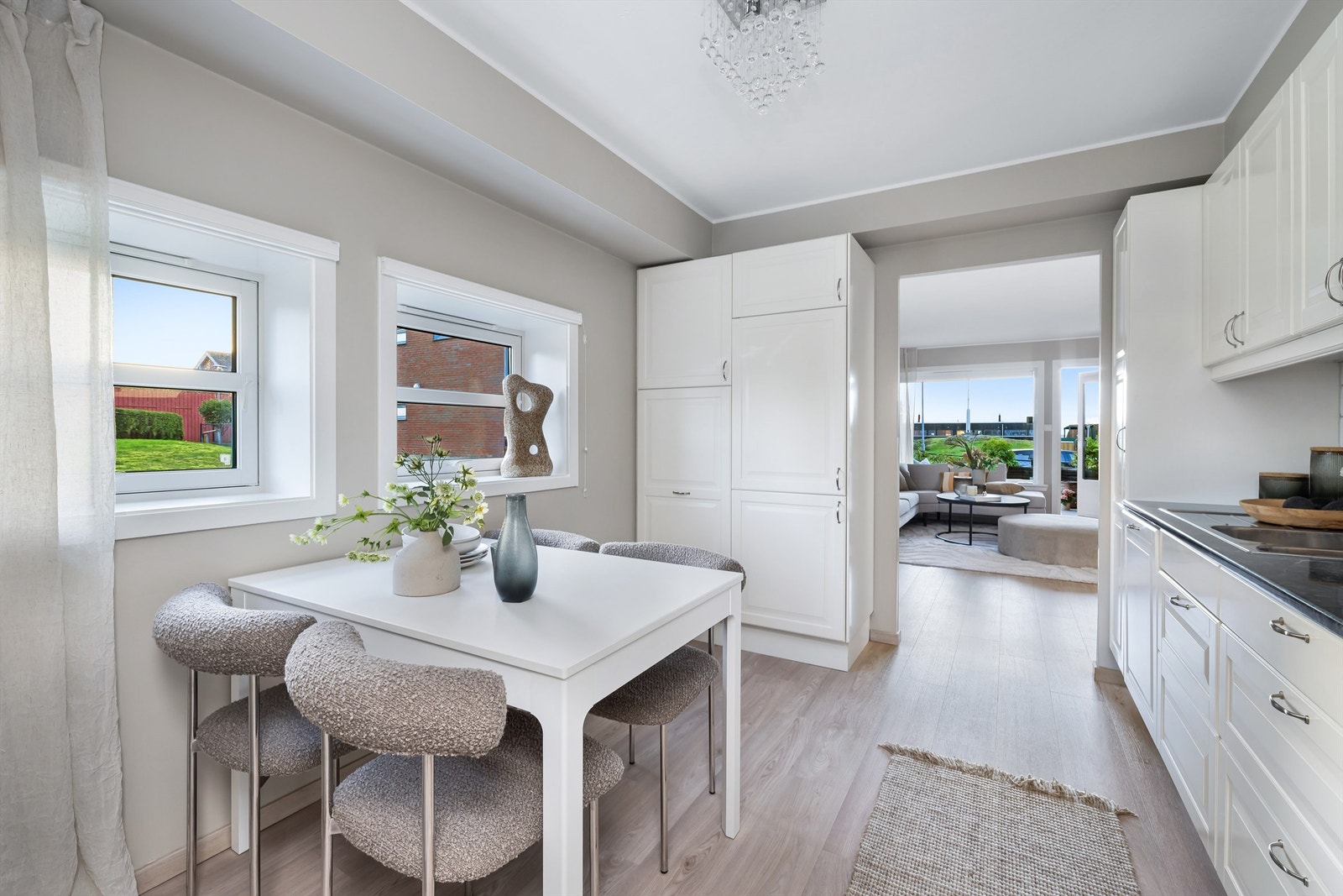 Koselig spiseplass med kjøkkenvinduene og gode skapløsninger Galleribilde