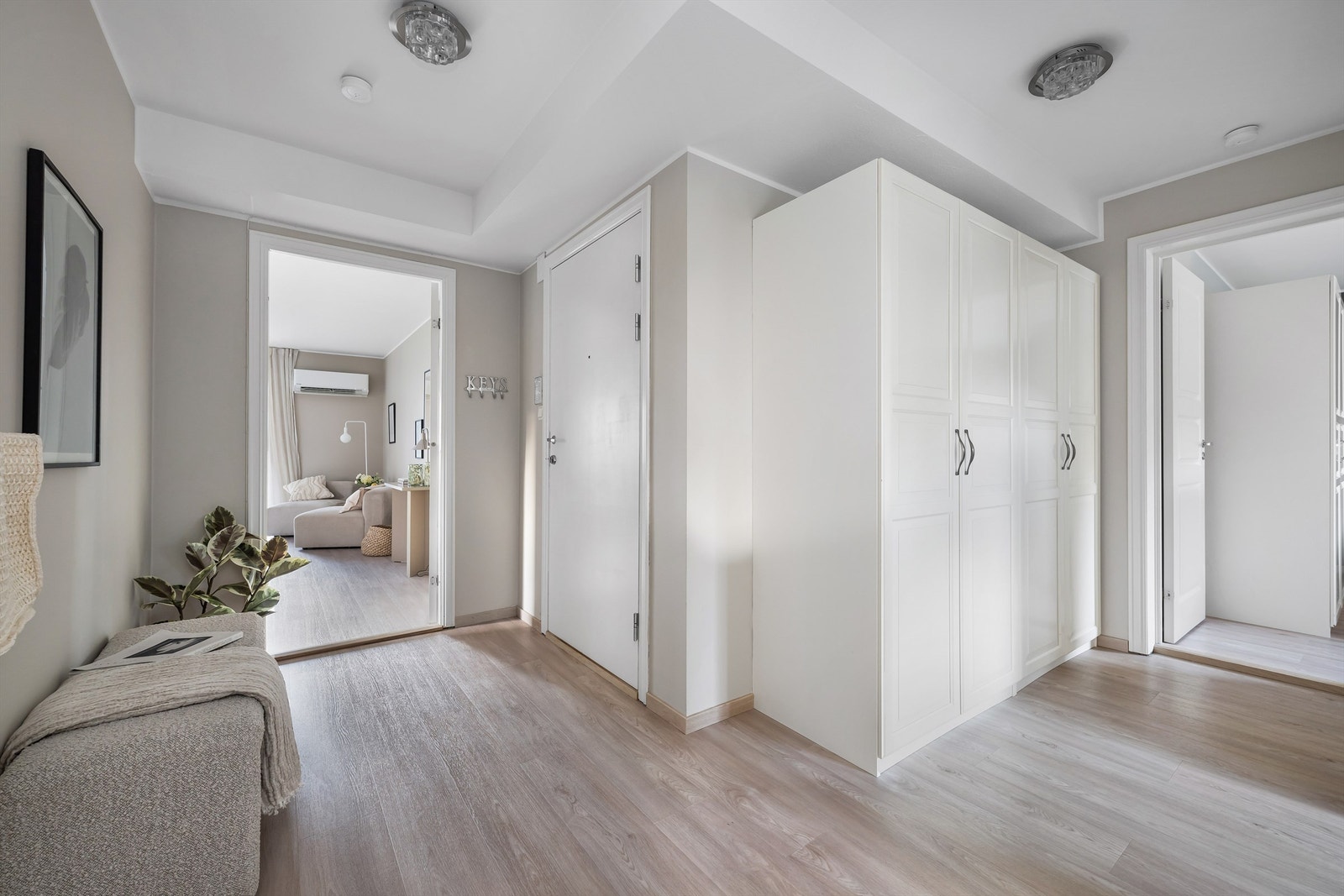 Lys og romslig hall med stor garderobeløsning. Gjennomgående gulvflater som gir en naturlig flyt videre inn i leiligheten Galleribilde