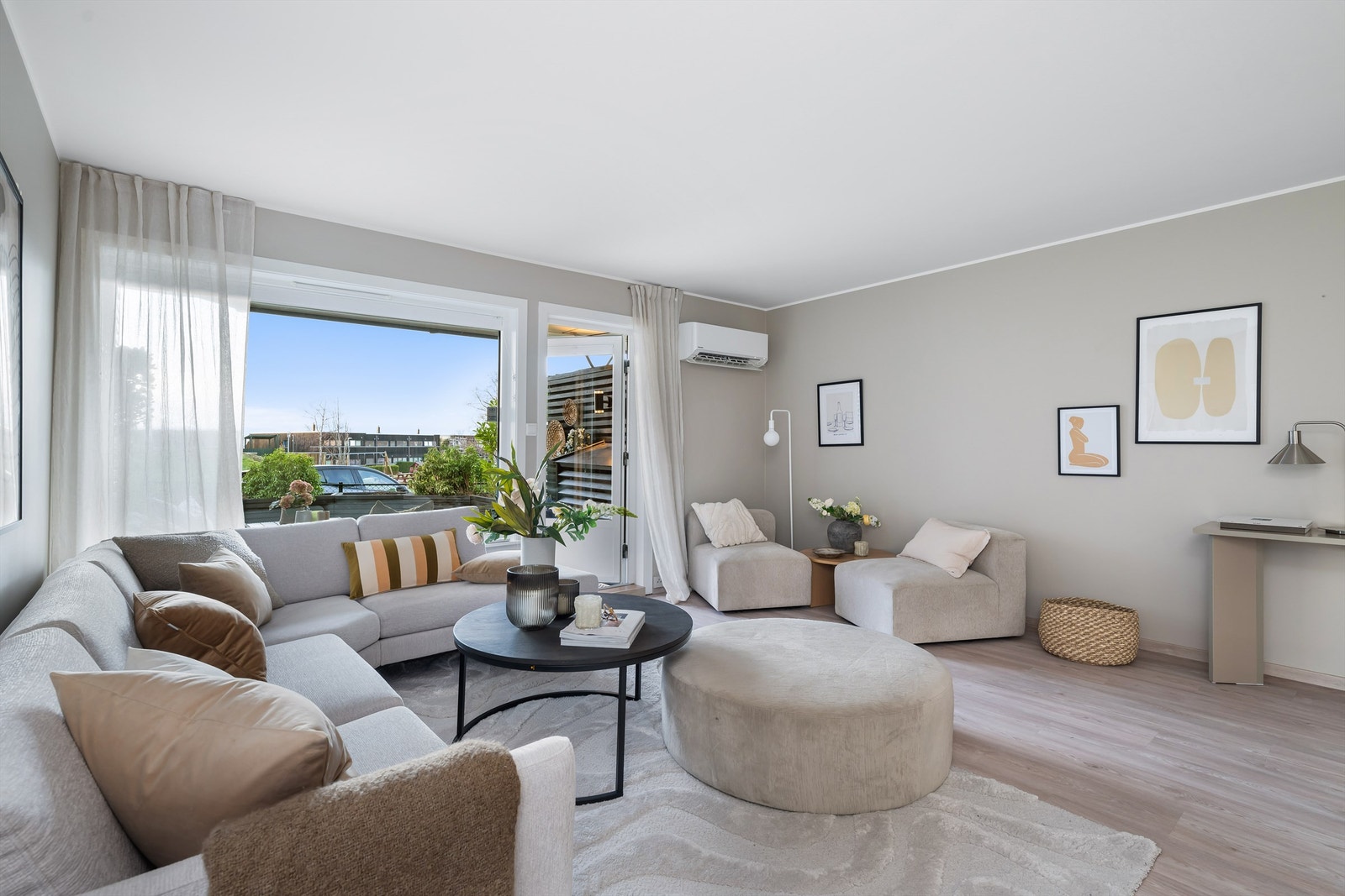 Stuen er enkel å møblere i ulike soner for både sofagruppe og evt. spisegruppe Galleribilde