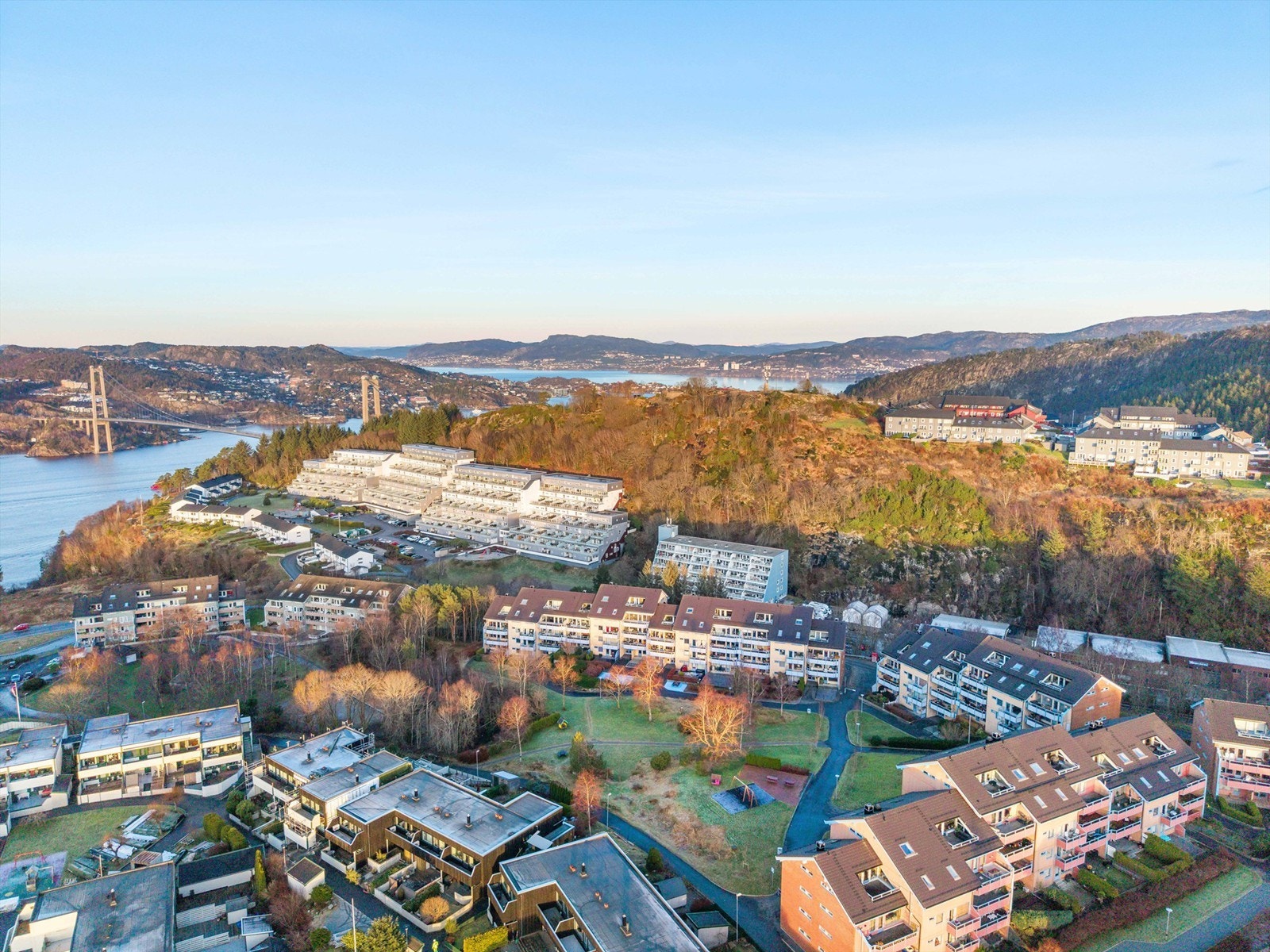 Nærområdet byr på fine turområder, som blant annet til Grønntua med startpunkt like ved Olsvik kirke, Lyderhornsfjellet, samt området rundt Storavannet hvor du kan gå videre til bla. Alvøen. Galleribilde