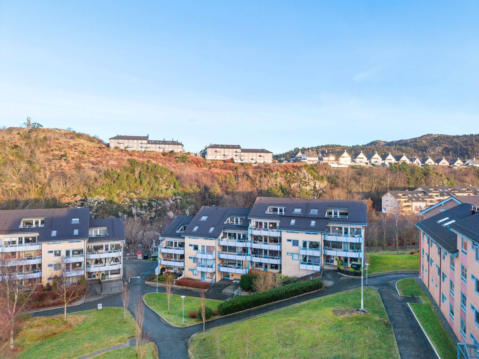 Gode bussforbindelser med hyppige avganger både til Vestkanten storsenter og til Bergen sentrum, og det tar deg 1 minutt å gå til nærmeste holdeplass Galleribilde