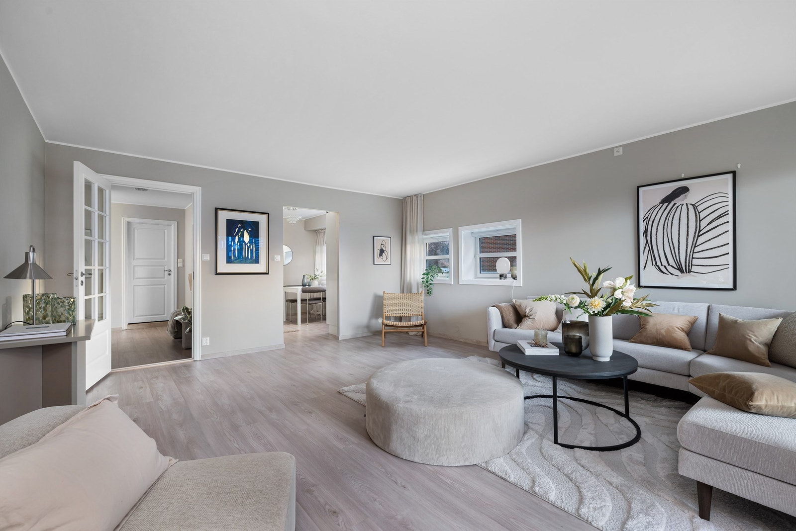 Stor og luftig stue med nye gulv og nymalte vegger i behagelige og moderne fargetoner Galleribilde