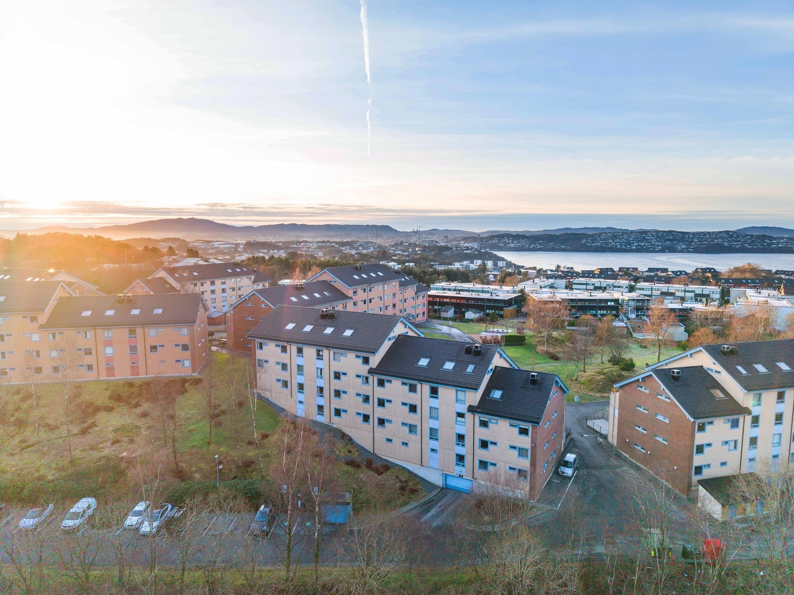 Leiligheten har fast parkeringsplass i felles garasjeanlegg, og det benyttes skiltgjenkjenning for å åpne garasjeporten. Det er ikke montert ladeboks, men dette er mulig å gjøre Galleribilde