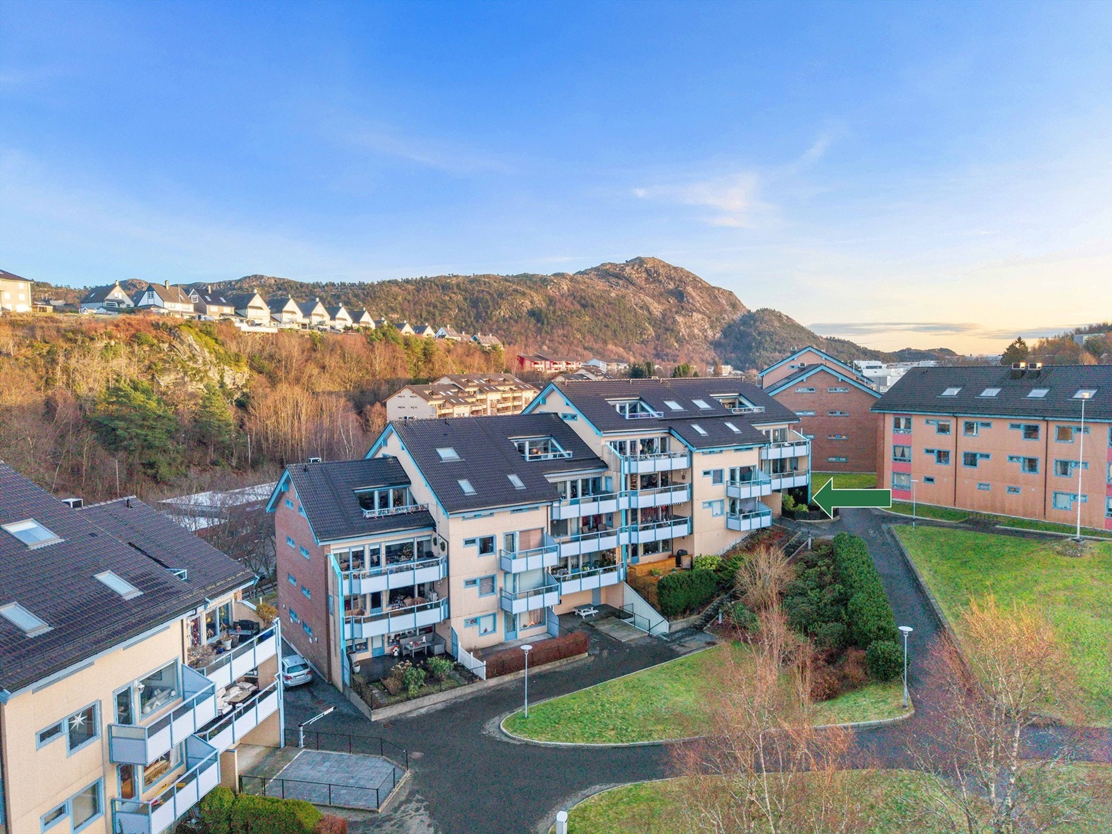 Leiligheten ligger i et rolig og populært boligområde i Fredheim borettslag. Området er svært familievennlig, med trygg og kort gangavstand til både barnehager, skoler og idrettsanlegg Galleribilde