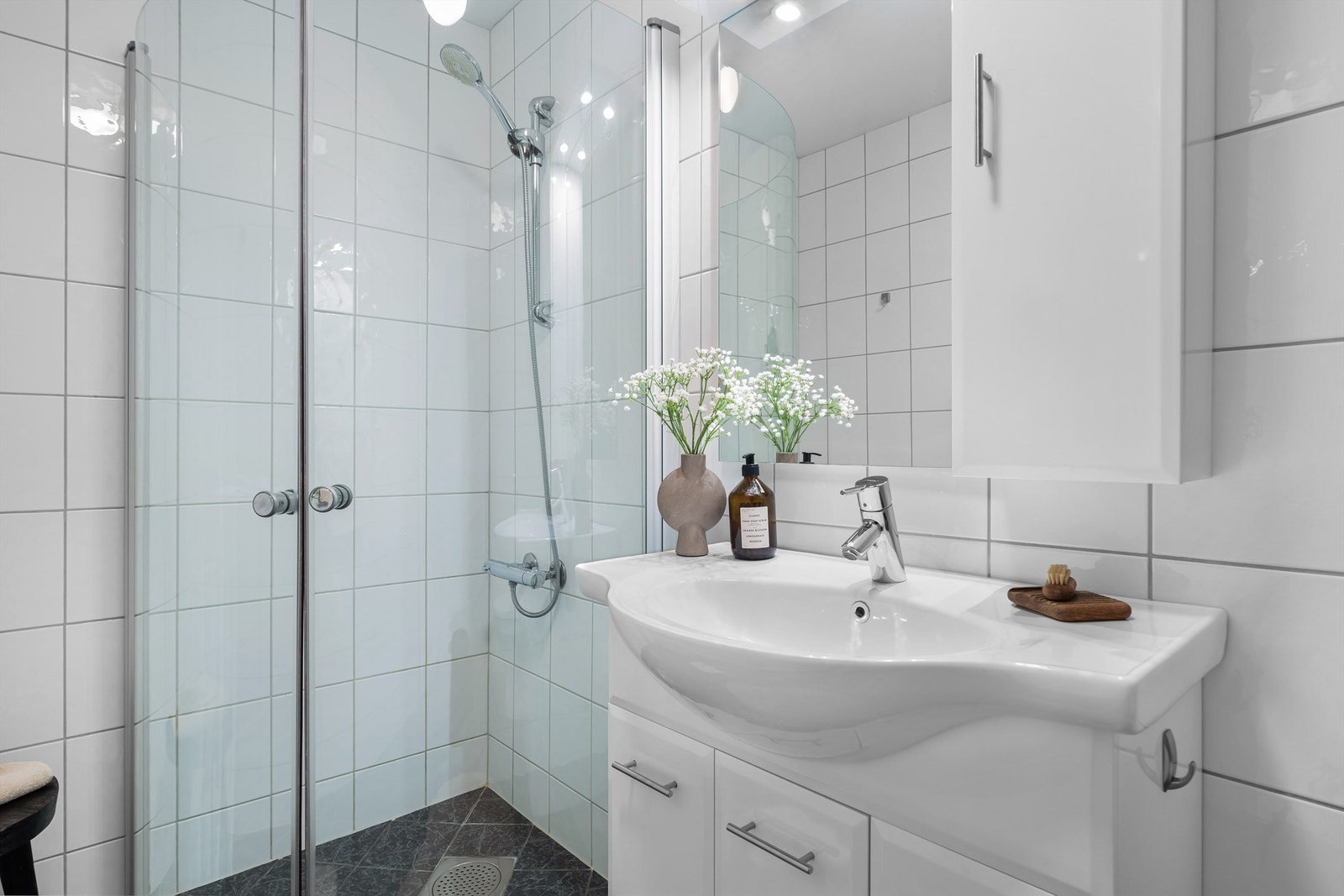 Praktisk og plassbesparende dusjdører Galleribilde