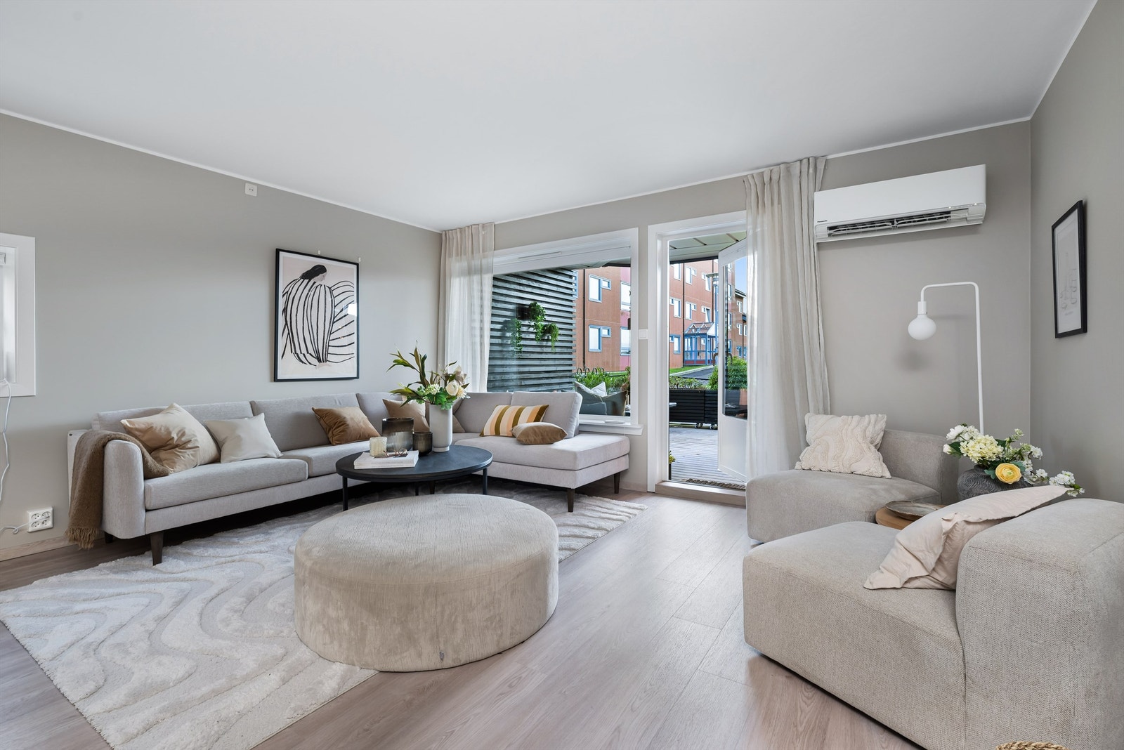 Lys og trivelig 3-roms endeleilighet med varmepumpe og utgang til terrasse Galleribilde