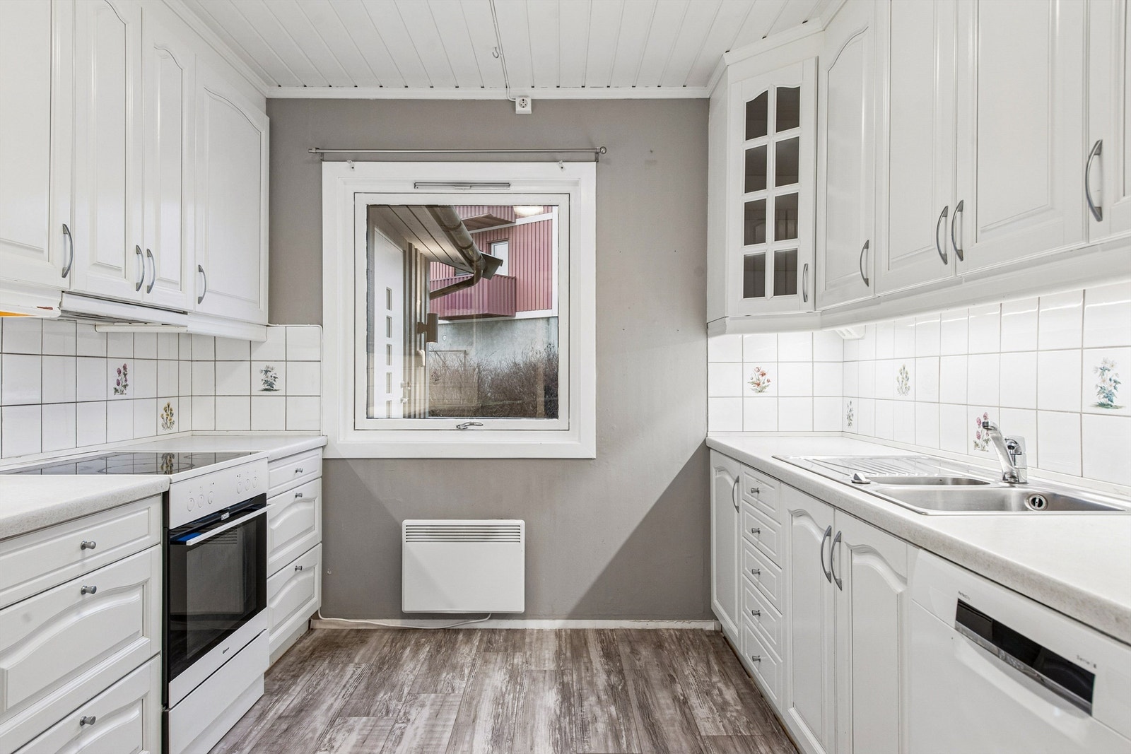 Kjøkken med klassisk hvit innredning. Galleribilde