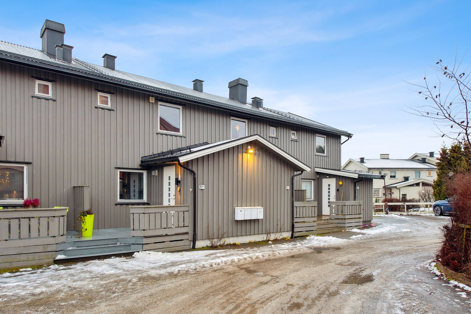 Eiendommen ligger rett ved friluftsområdet Tiger´n som er et "lekeeldorado" for barn både sommer og vinter, med bl.a. akebakke og skøytebane. Kort og trygg gangavstand til Rollsløkka barneskole og Børstad ungdomsskole. Galleribilde