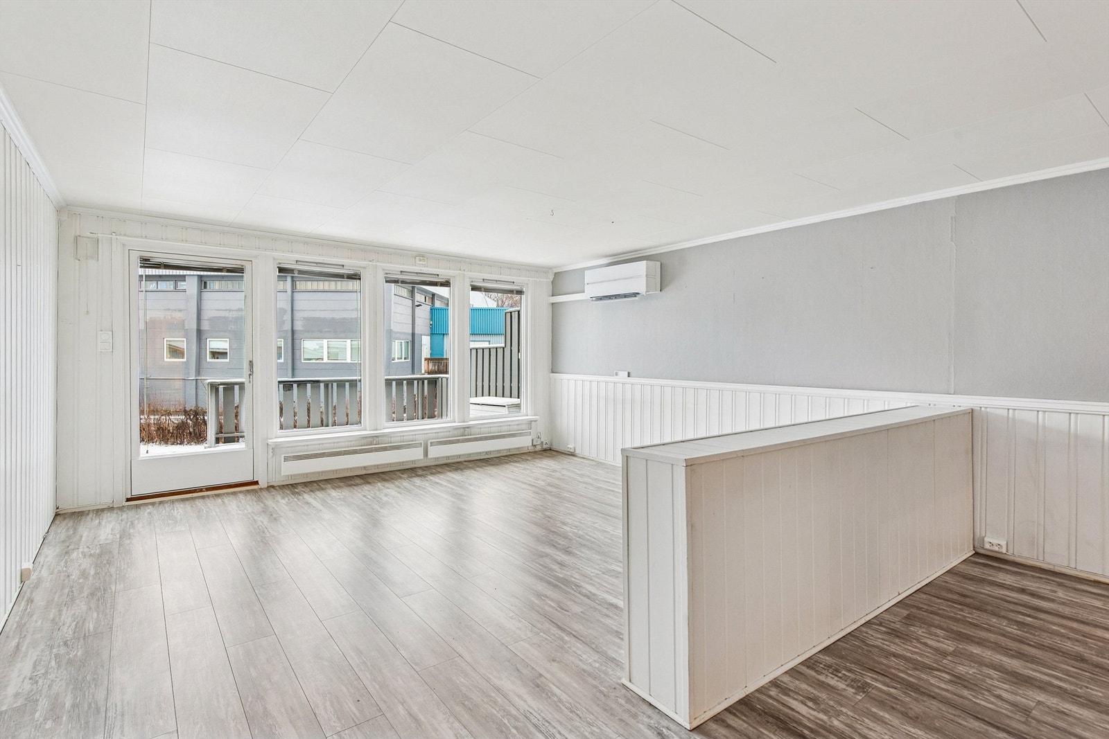 Stor stue med peisovn og utgang til romslig og solrik terrasse. Galleribilde